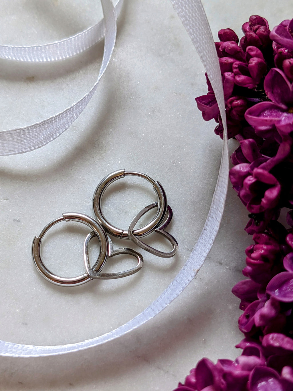 Heart Hoops – Edelstahl Creolen mit Herzanhänger