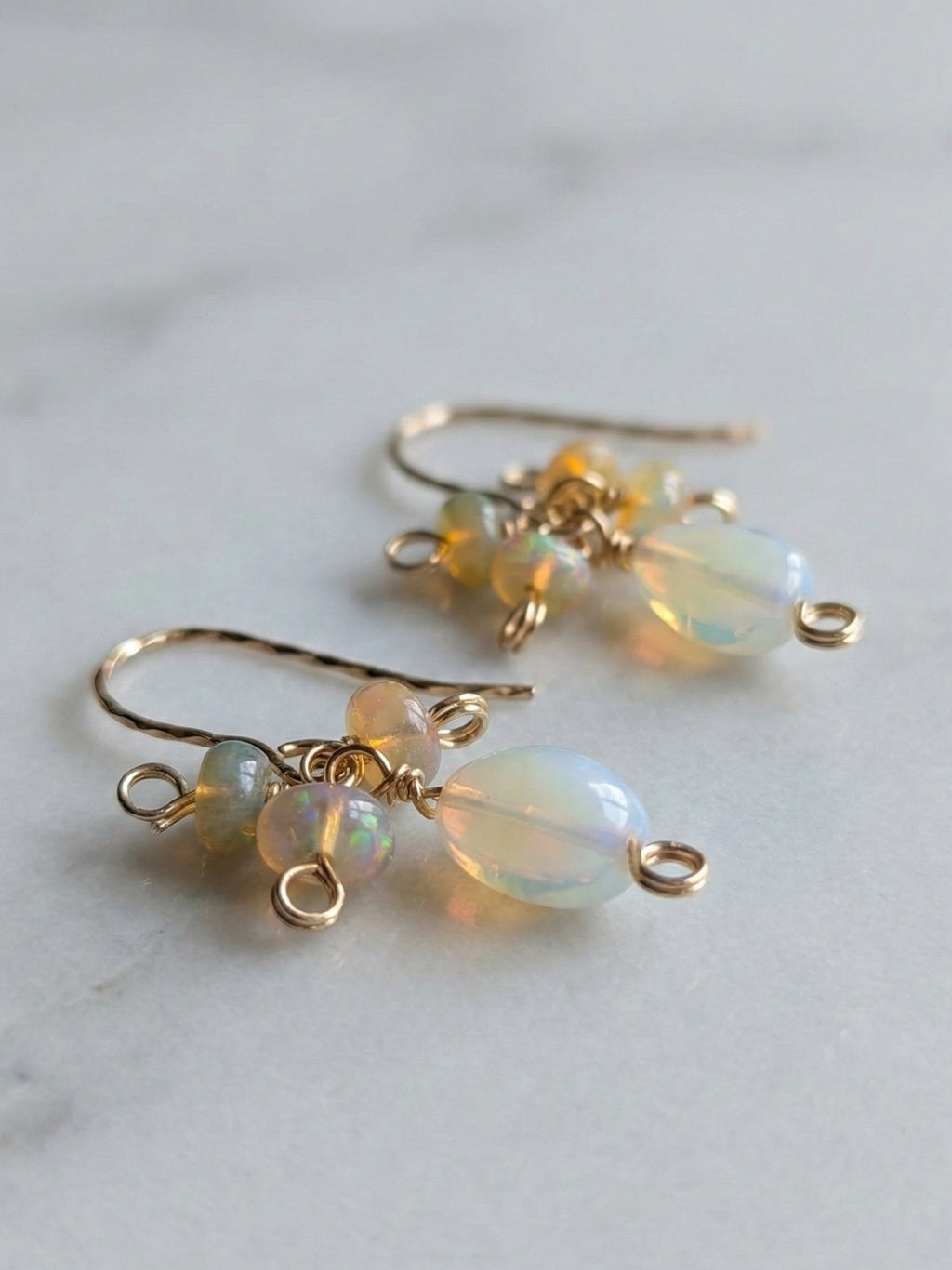 Northern Fire Lights - zarte Ohrhänger mit verschiedenen Feueropalen