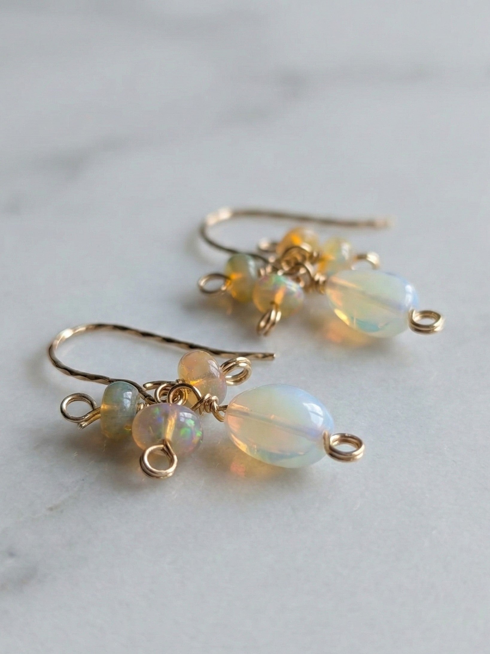 Northern Fire Lights - zarte Ohrhänger mit verschiedenen Feueropalen