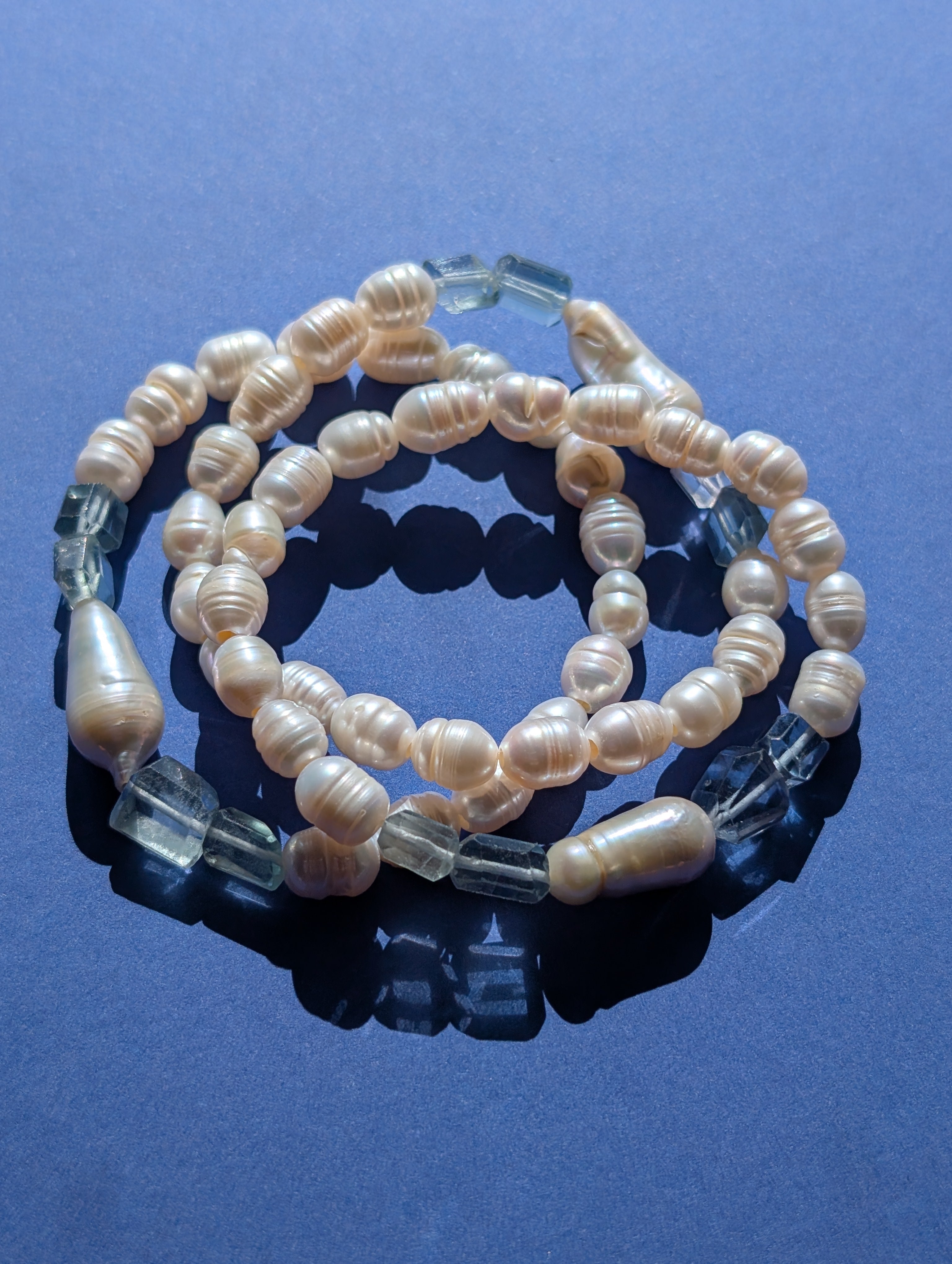 Winter Pearl Armband – Süßwasserperlen und Fluorit