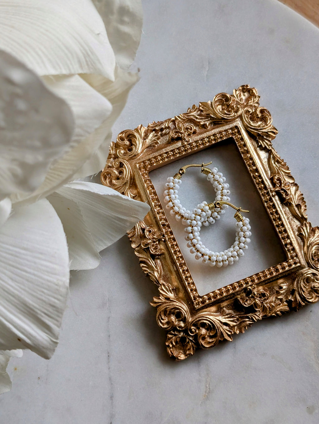 Color Wraps Creolen "Alba" – Edelstahl & weiße Rocailles