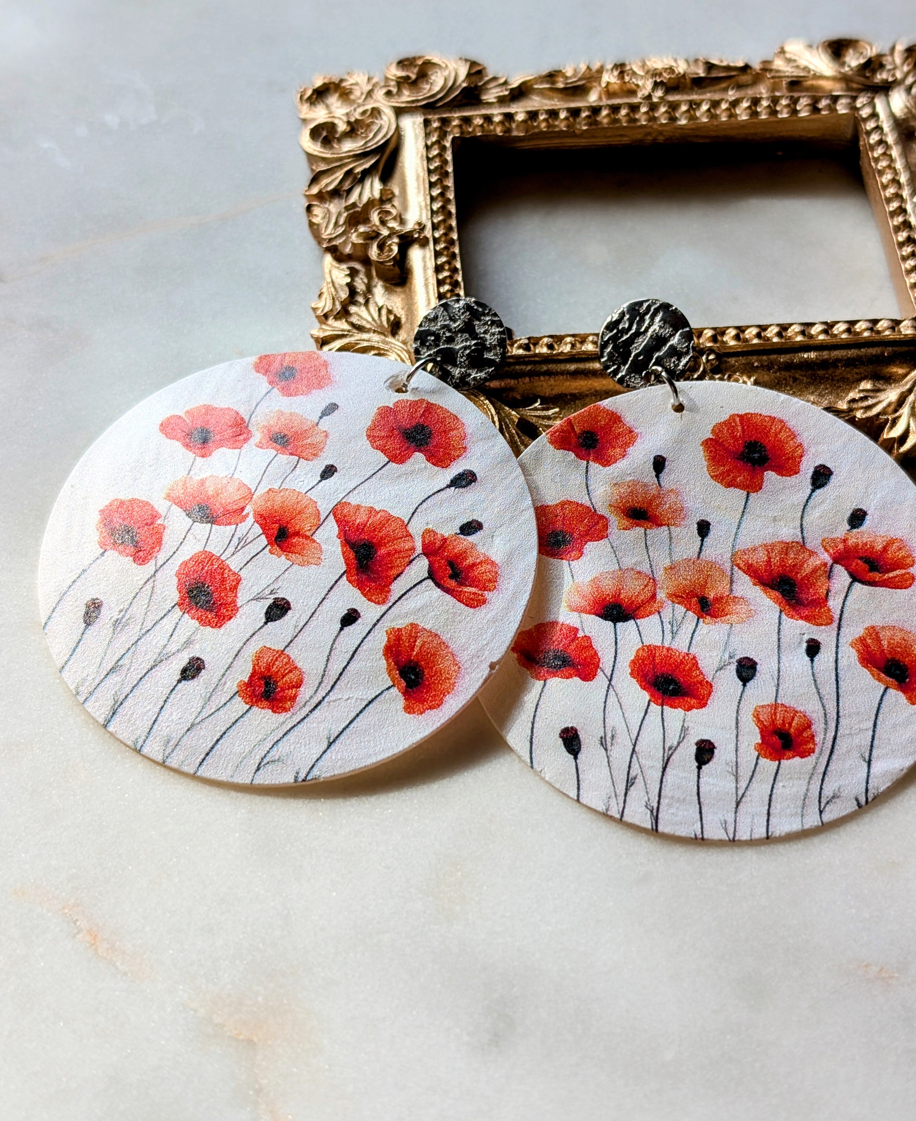 Poppy Bloom – Ohrstecker mit Mohnblumen auf Perlmutt