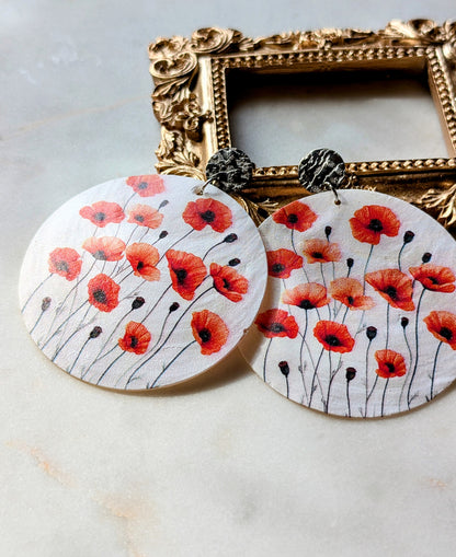 Poppy Bloom – Ohrstecker mit Mohnblumen auf Perlmutt