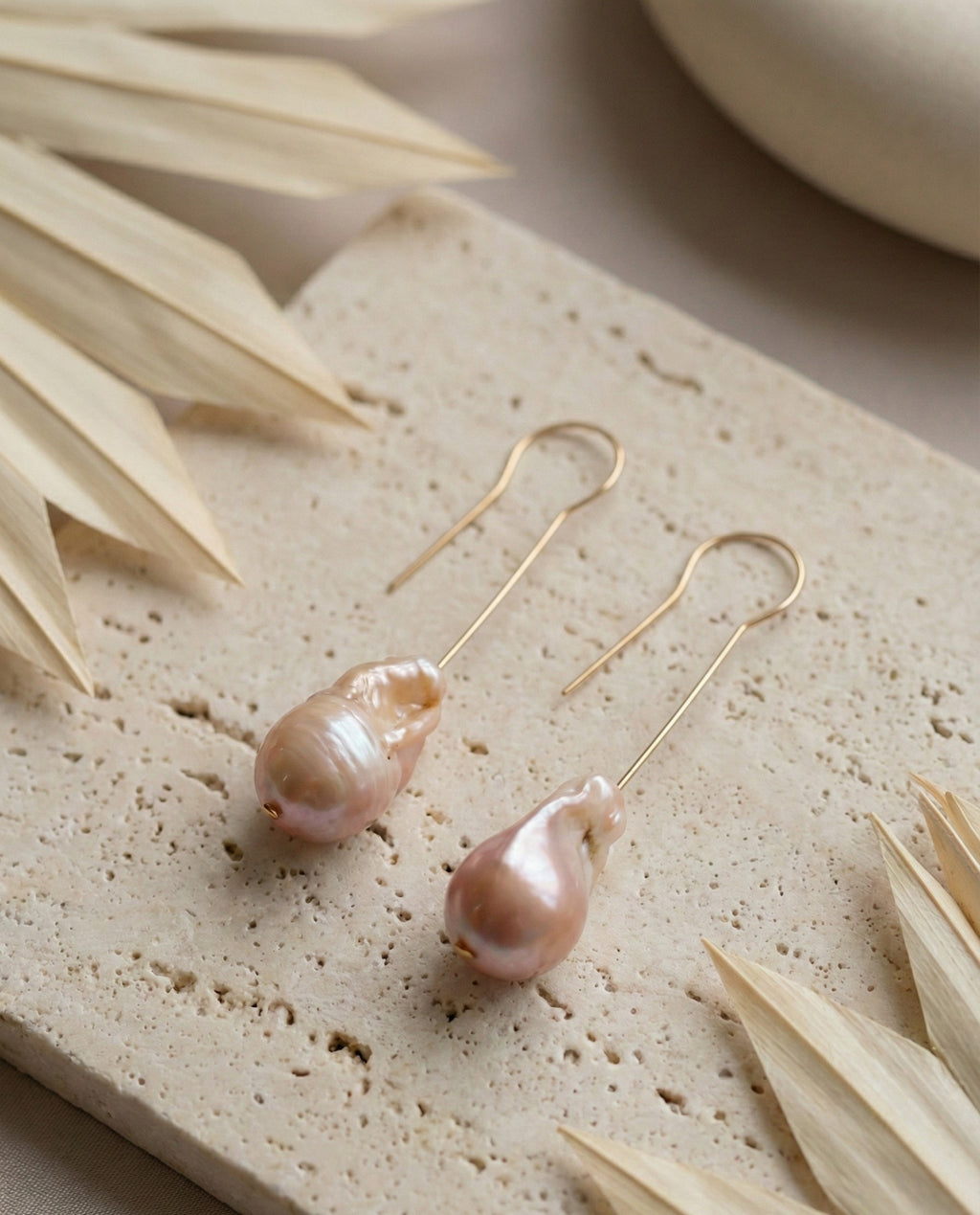 Rosewood Key - Barockperlen Ohrhänger mit Schlüsselloch Detail