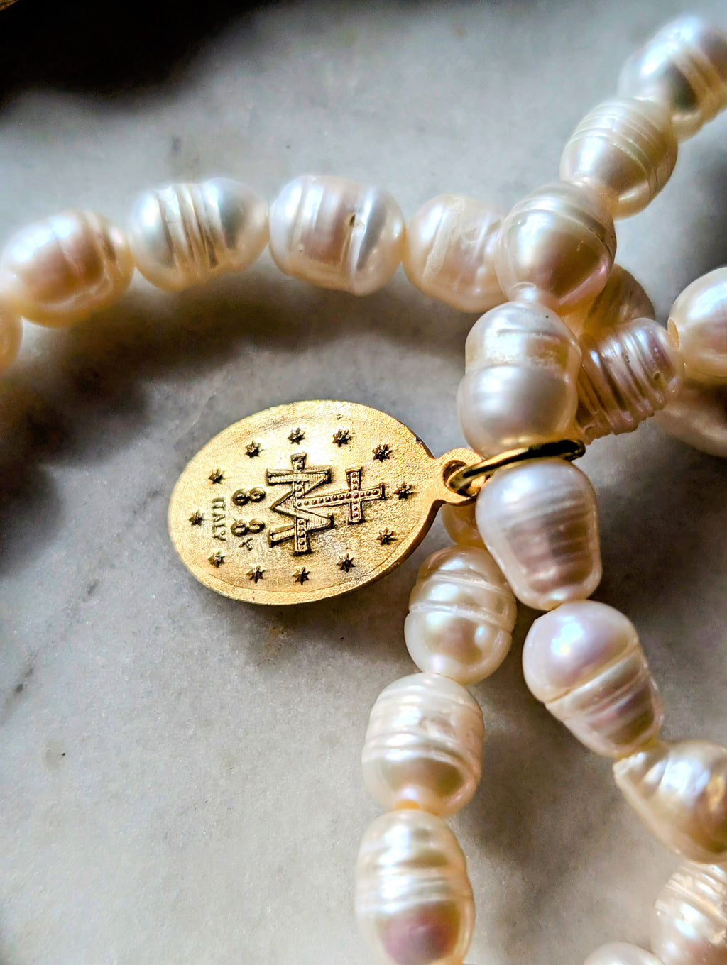 Süßwasserperlenarmband mit Marienmedaille vom Kloster Andechs