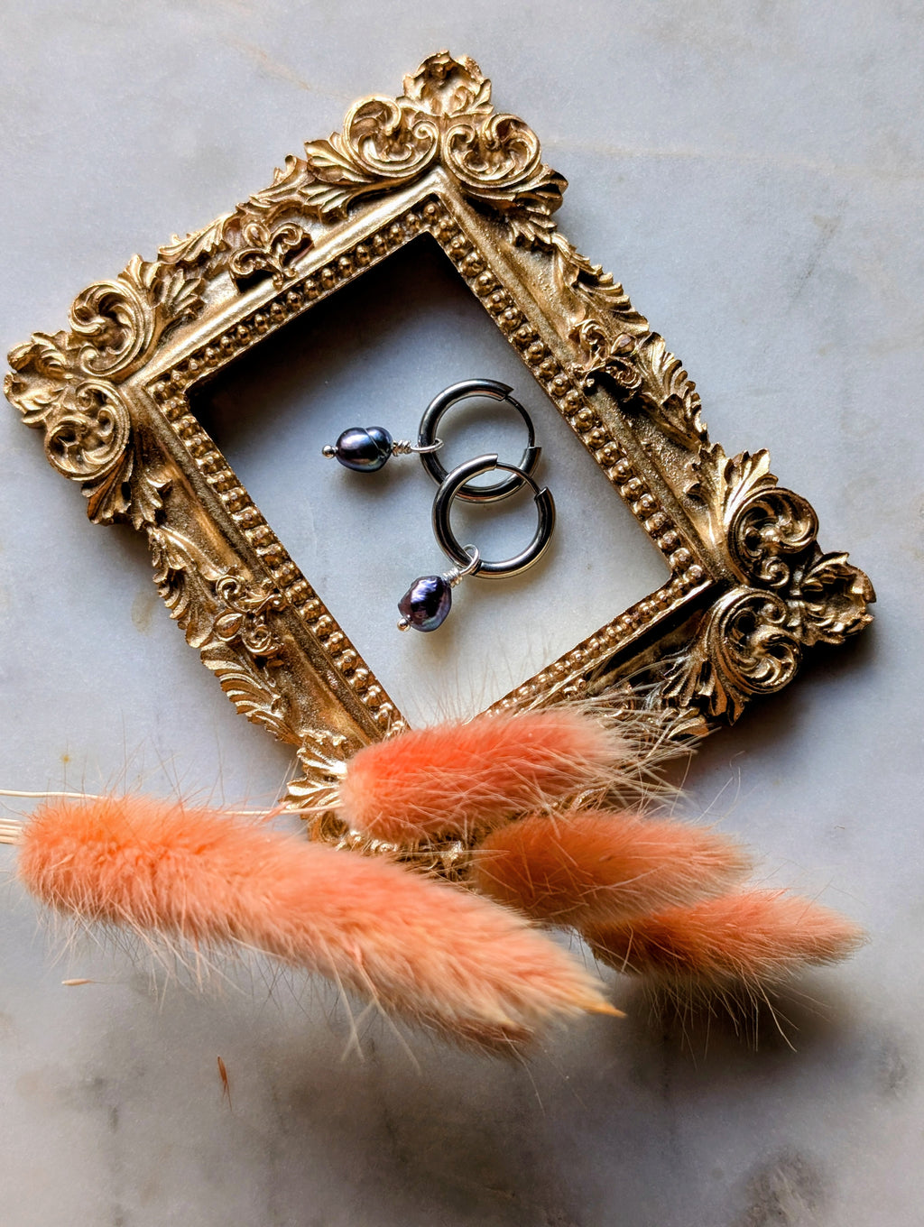 Midnight Pearl - Edelstahl Creolen mit schwarz-blauen Süßwasserperlen