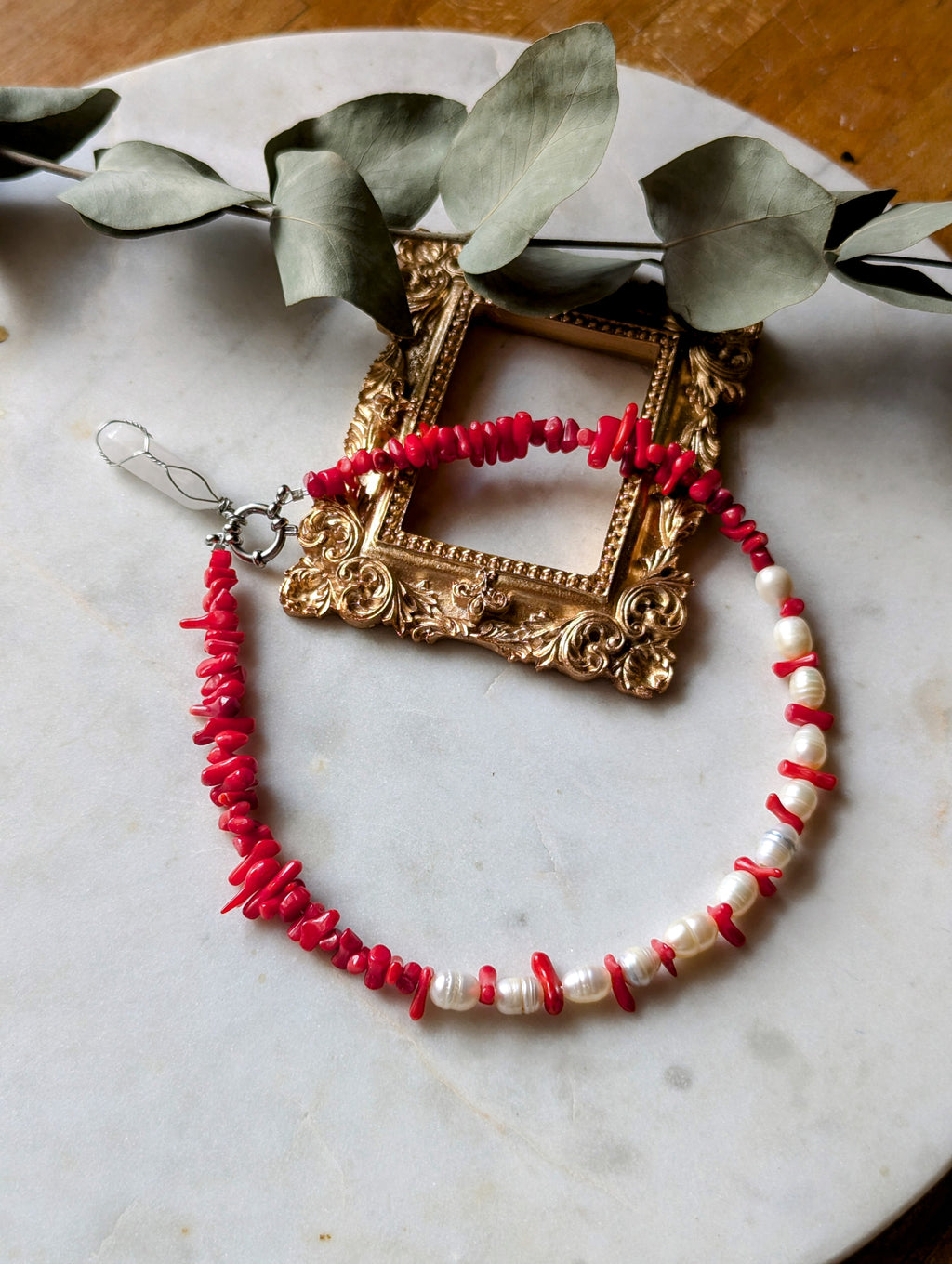 Halskette "Ocean Whisper Choker" – Koralle, Süßwasserperlen & Bergkristall