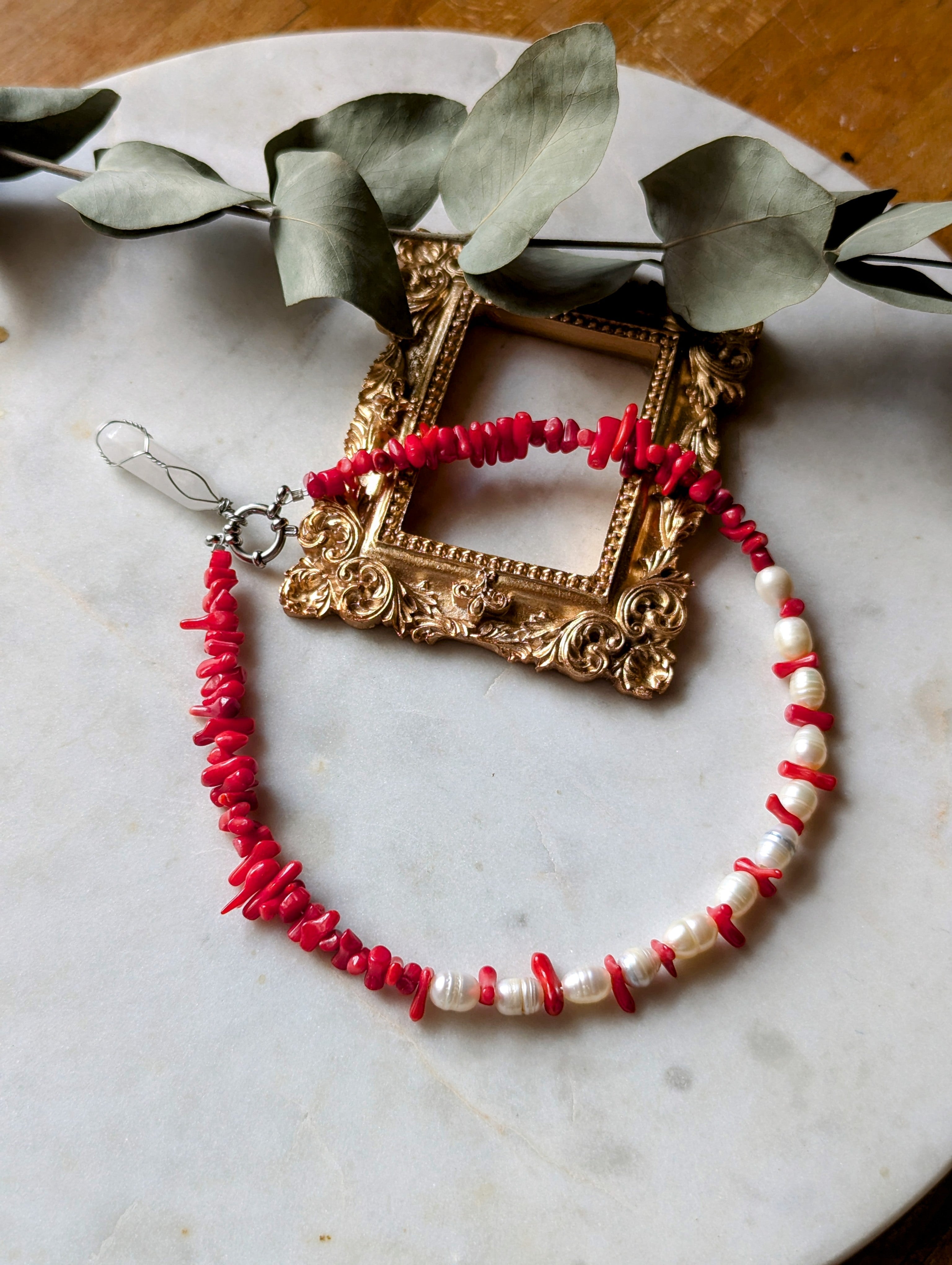 Halskette "Ocean Whisper Choker" – Koralle, Süßwasserperlen & Bergkristall