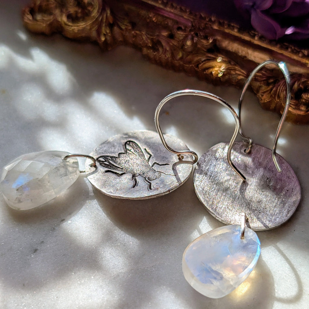 Handgefertigte Ohrringe aus Silber mit feinem Insektenrelief und Mondstein