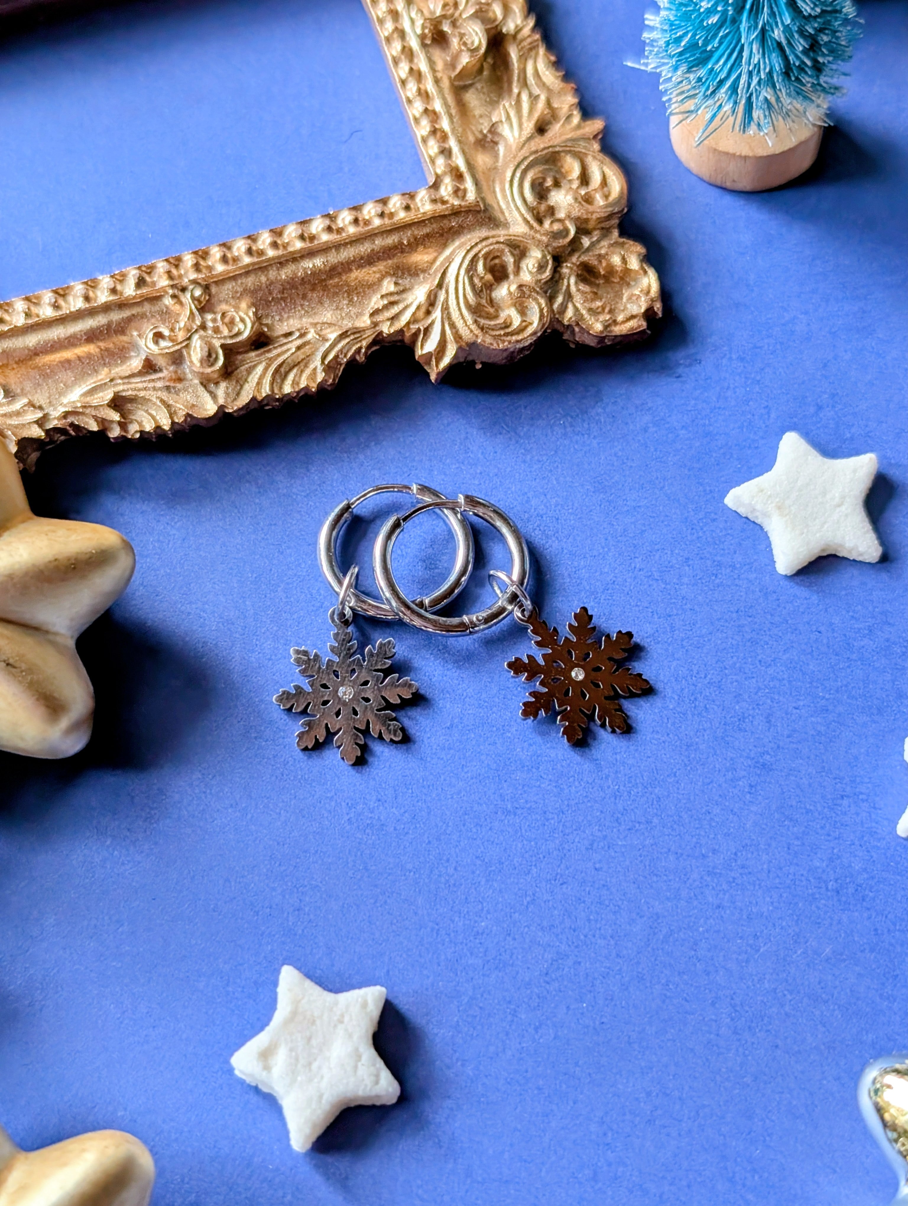 Winterglanz - Edelstahl Creolen mit Schneeflocken Anhänger und Zirkon