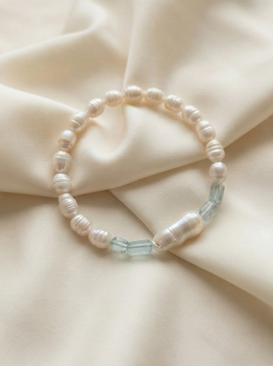 Winter Pearl Armband – Süßwasserperlen und Fluorit