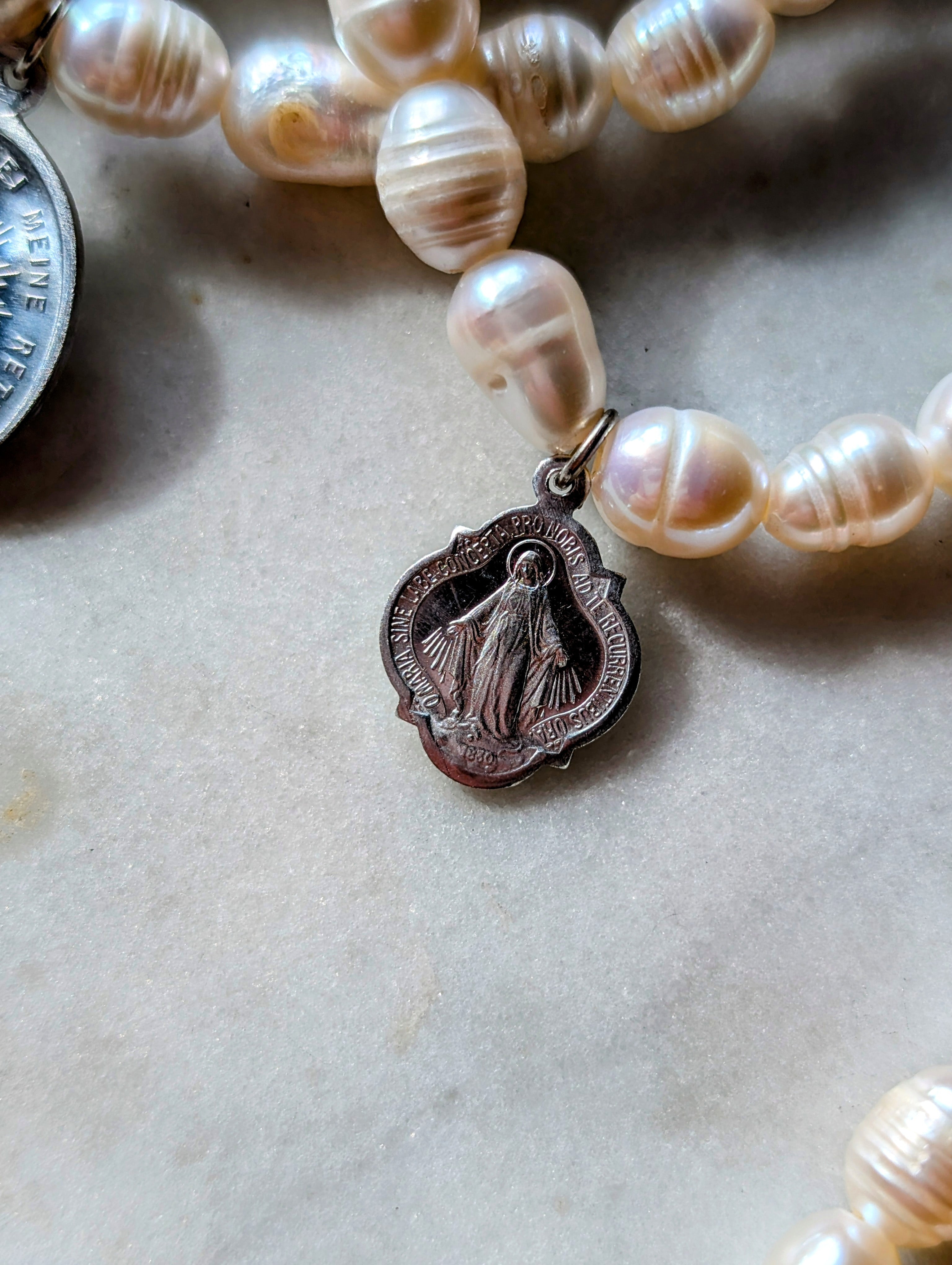Süßwasserperlenarmband mit Marienmedaille vom Kloster Andechs