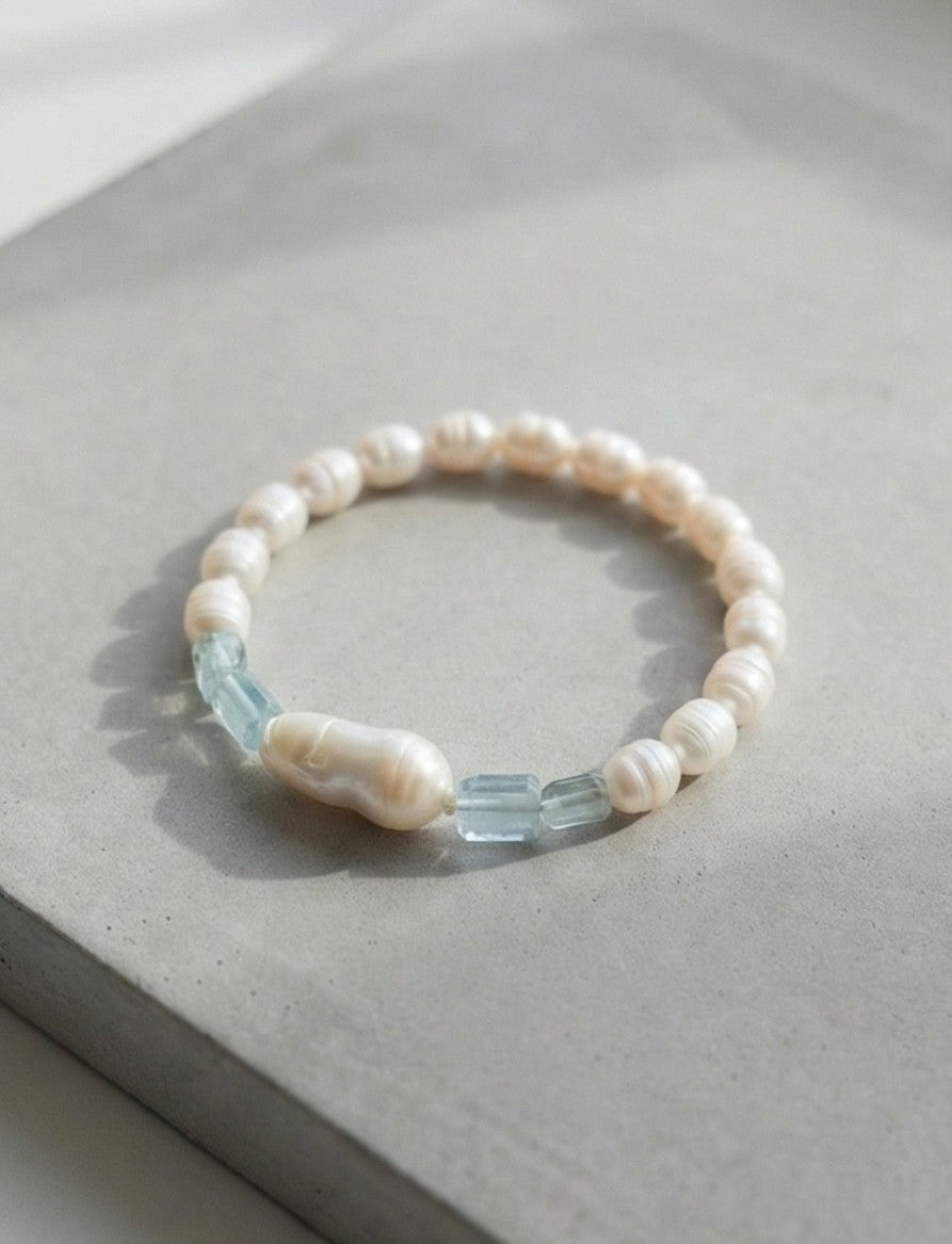 Winter Pearl Armband – Süßwasserperlen und Fluorit
