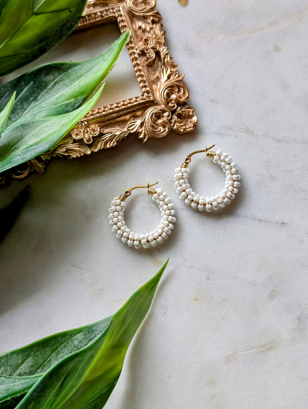 Color Wraps Creolen "Alba" – Edelstahl & weiße Rocailles