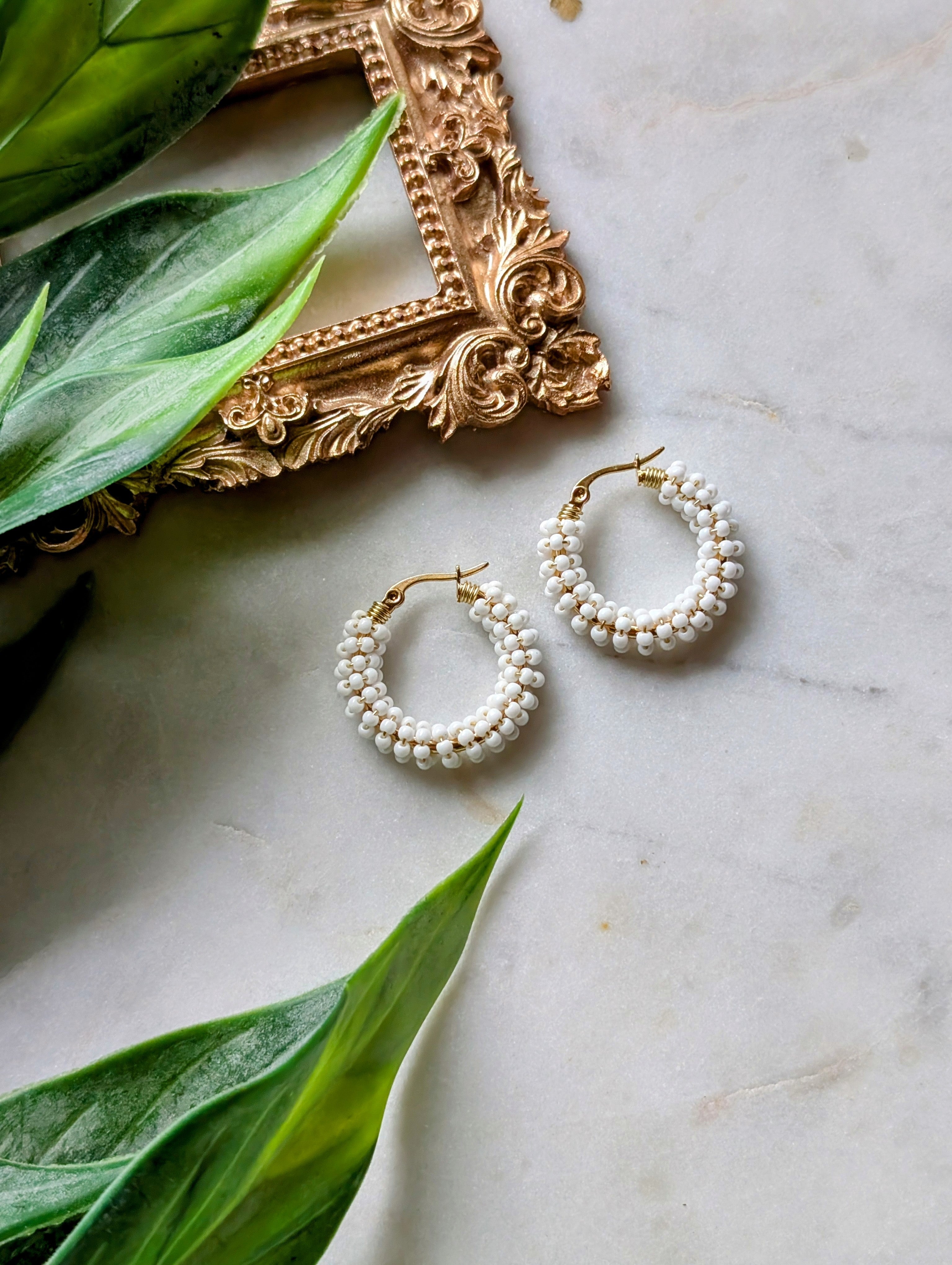 Color Wraps Creolen "Alba" – Edelstahl & weiße Rocailles