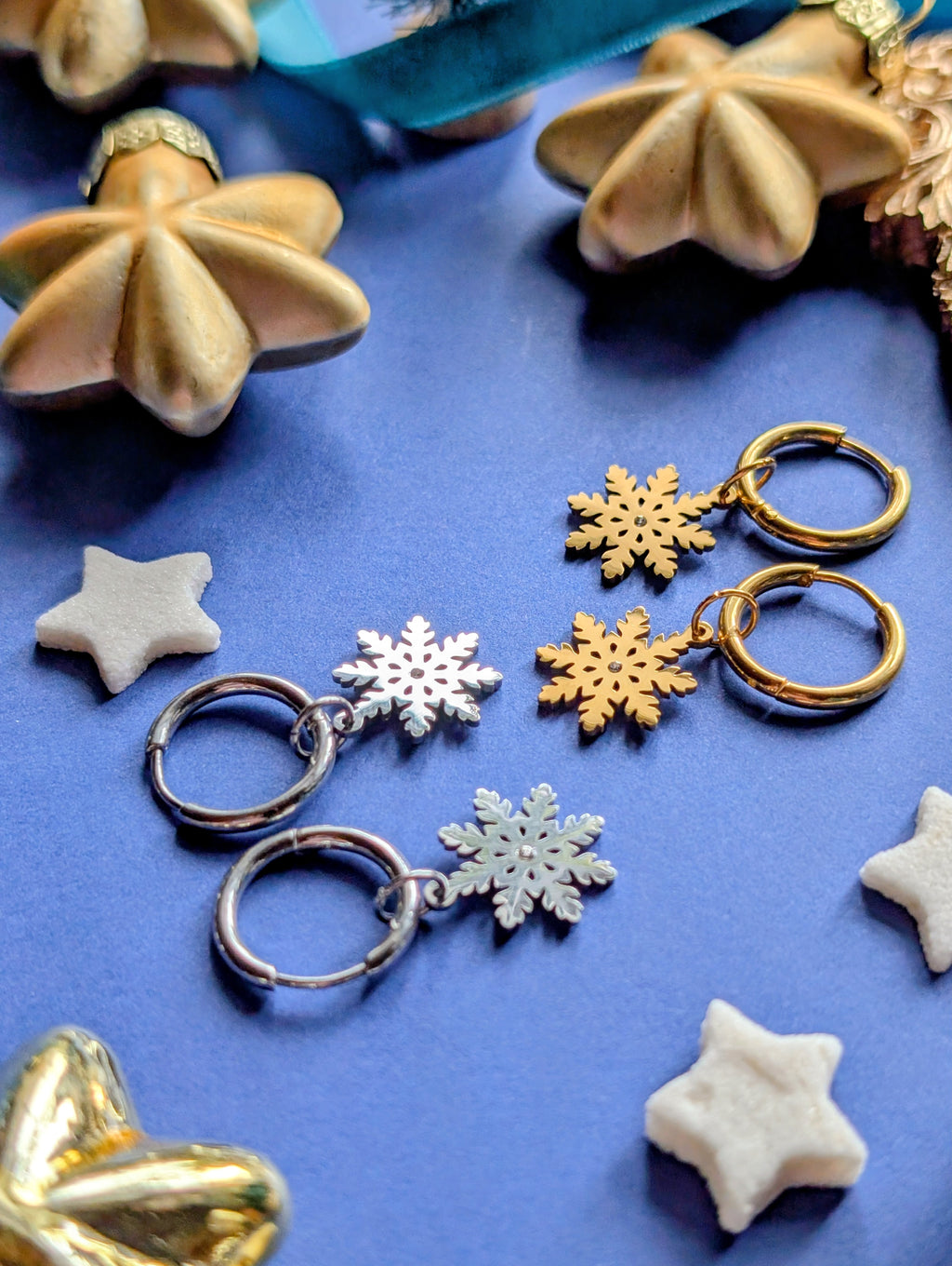 Winterglanz - Edelstahl Creolen mit Schneeflocken Anhänger und Zirkon