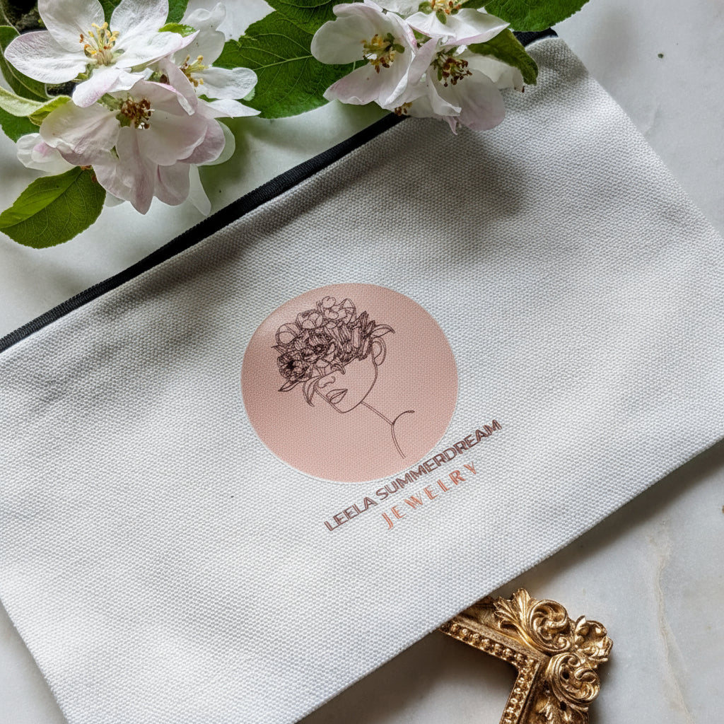 Handliche Mini-Pouch aus Canvas mit Leela Summerdream | Jewelry Logo 