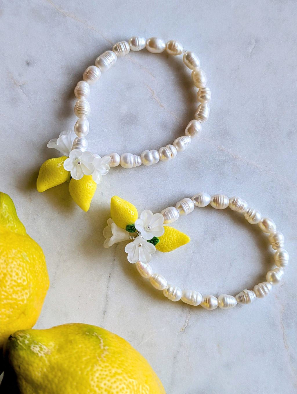 La Perla al Limone – Armband mit Süßwasserperlen, Zitronen und Blüten
