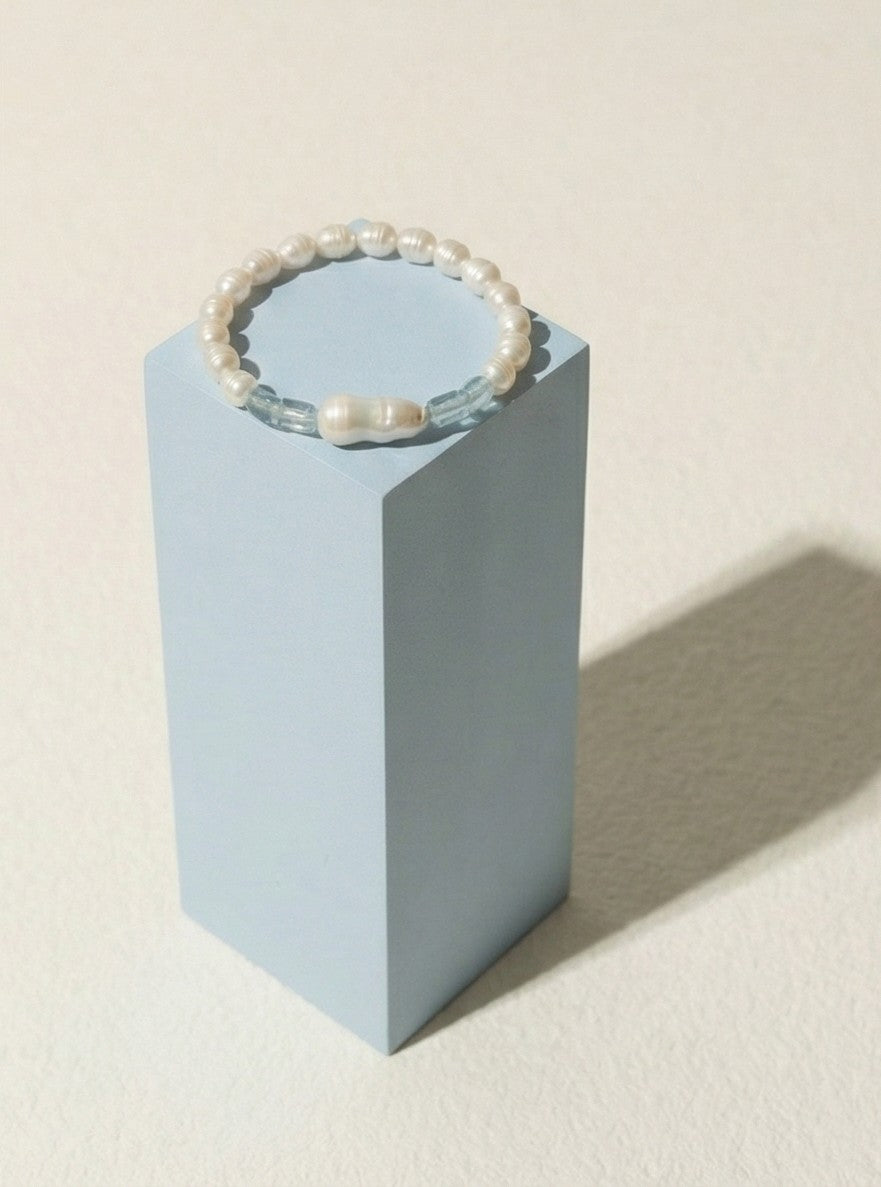 Winter Pearl Armband – Süßwasserperlen und Fluorit