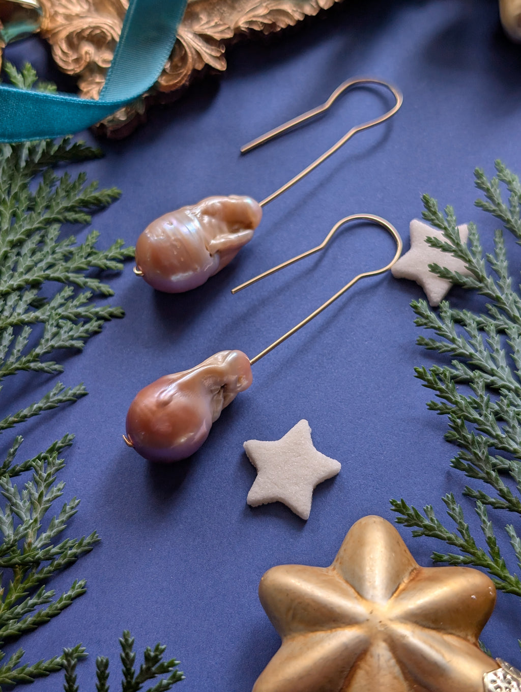 Rosewood Key - Barockperlen Ohrhänger mit Schlüsselloch Detail