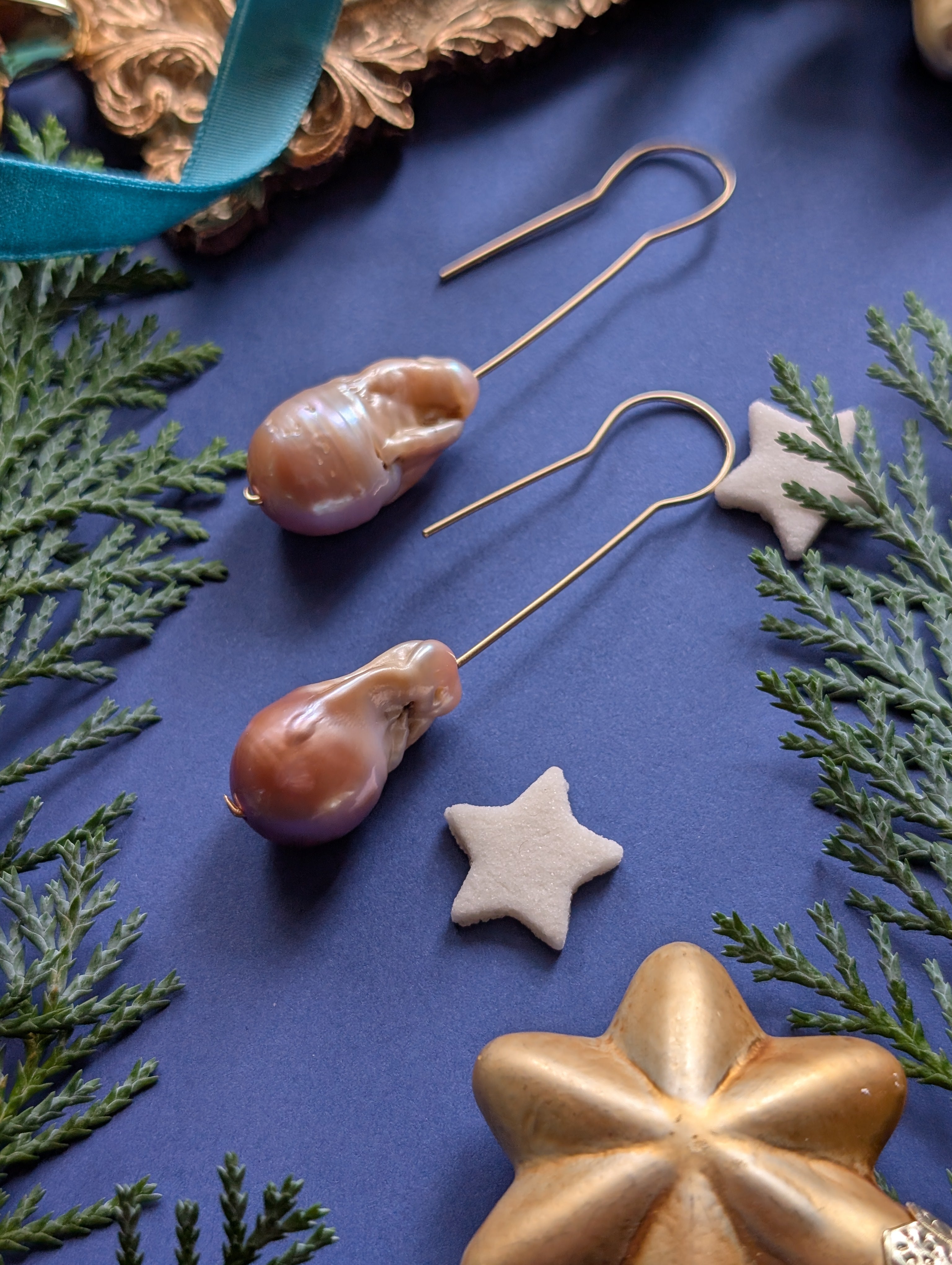 Rosewood Key - Barockperlen Ohrhänger mit Schlüsselloch Detail