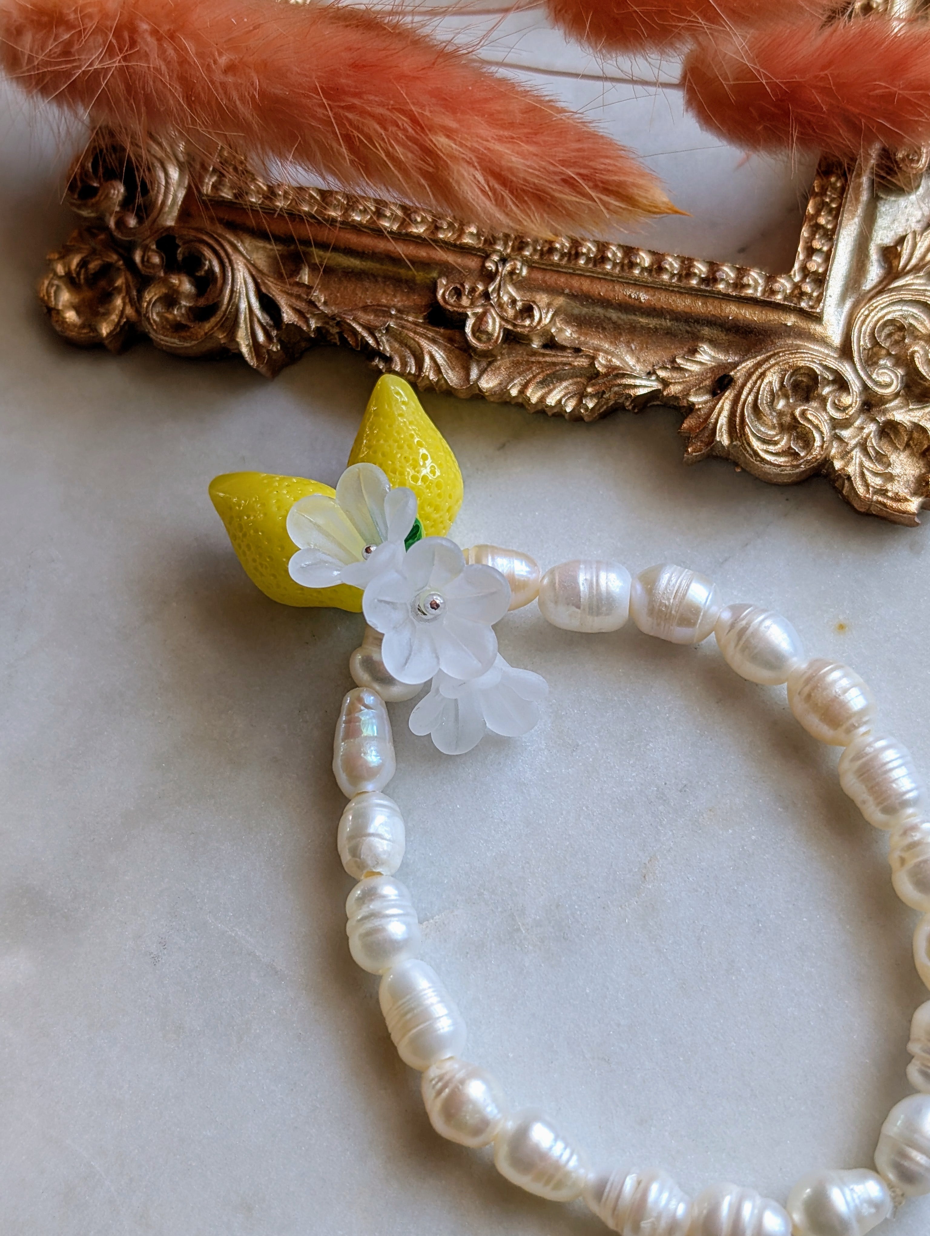 La Perla al Limone – Armband mit Süßwasserperlen, Zitronen und Blüten