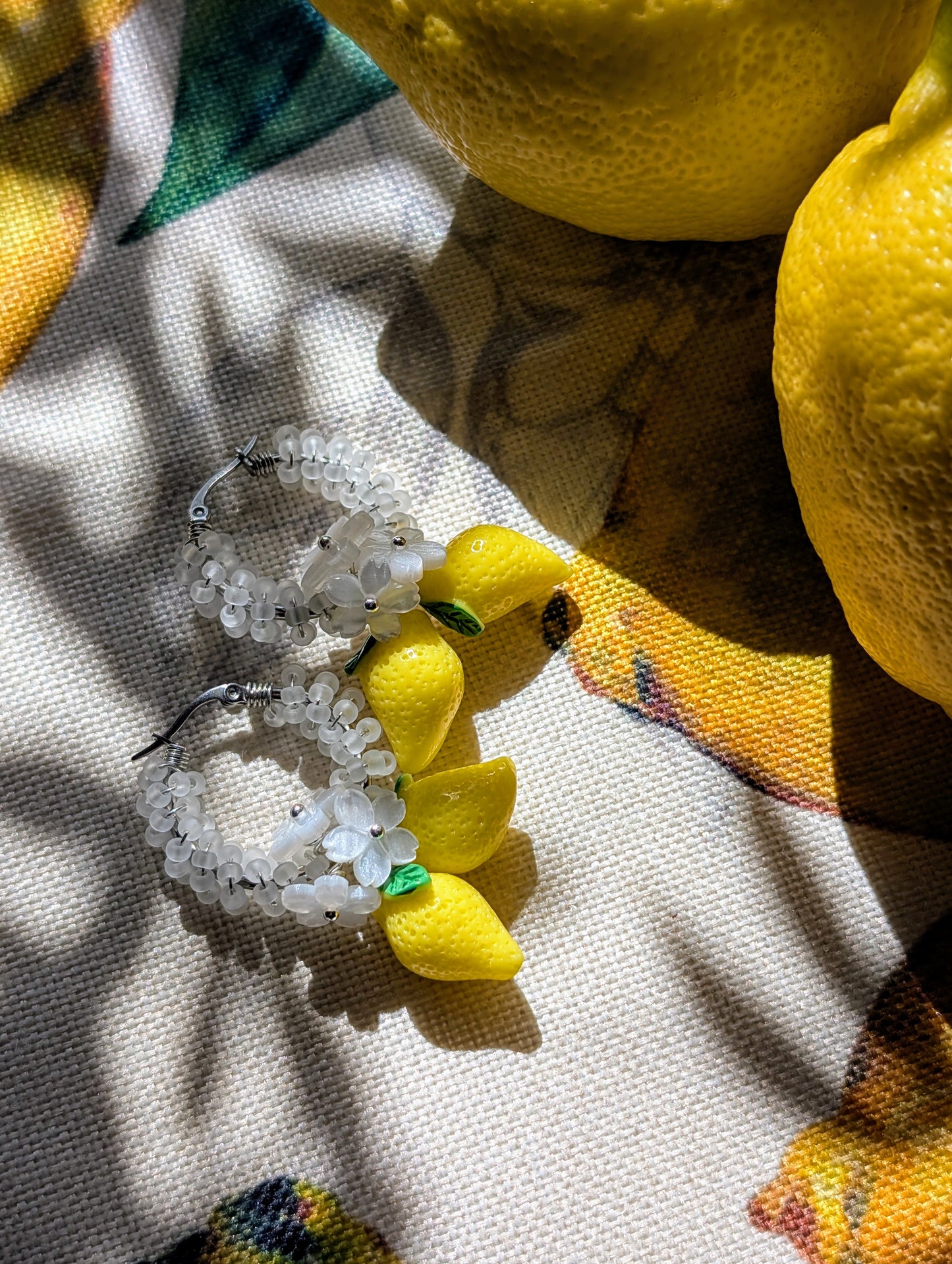 Creole di Limone – Color Wraps Edelstahl-Creolen mit Zitronen und Blüten
