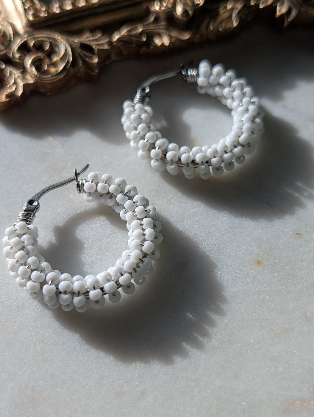 Color Wraps Creolen "Alba" – Edelstahl & weiße Rocailles