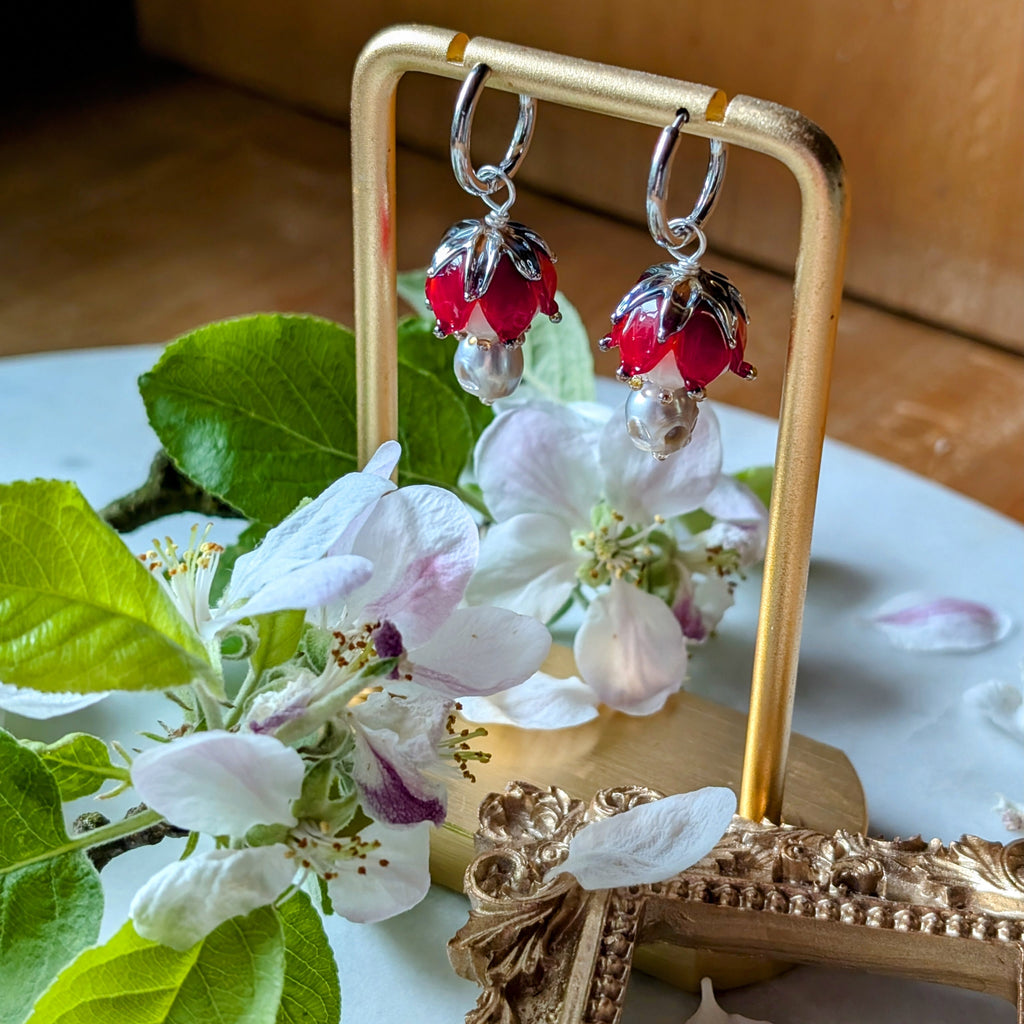 Creolen mit handgefertigten Lampworkperlen und Totenköpfen aus Süßwasserperlen – femininer Gothic Schmuck