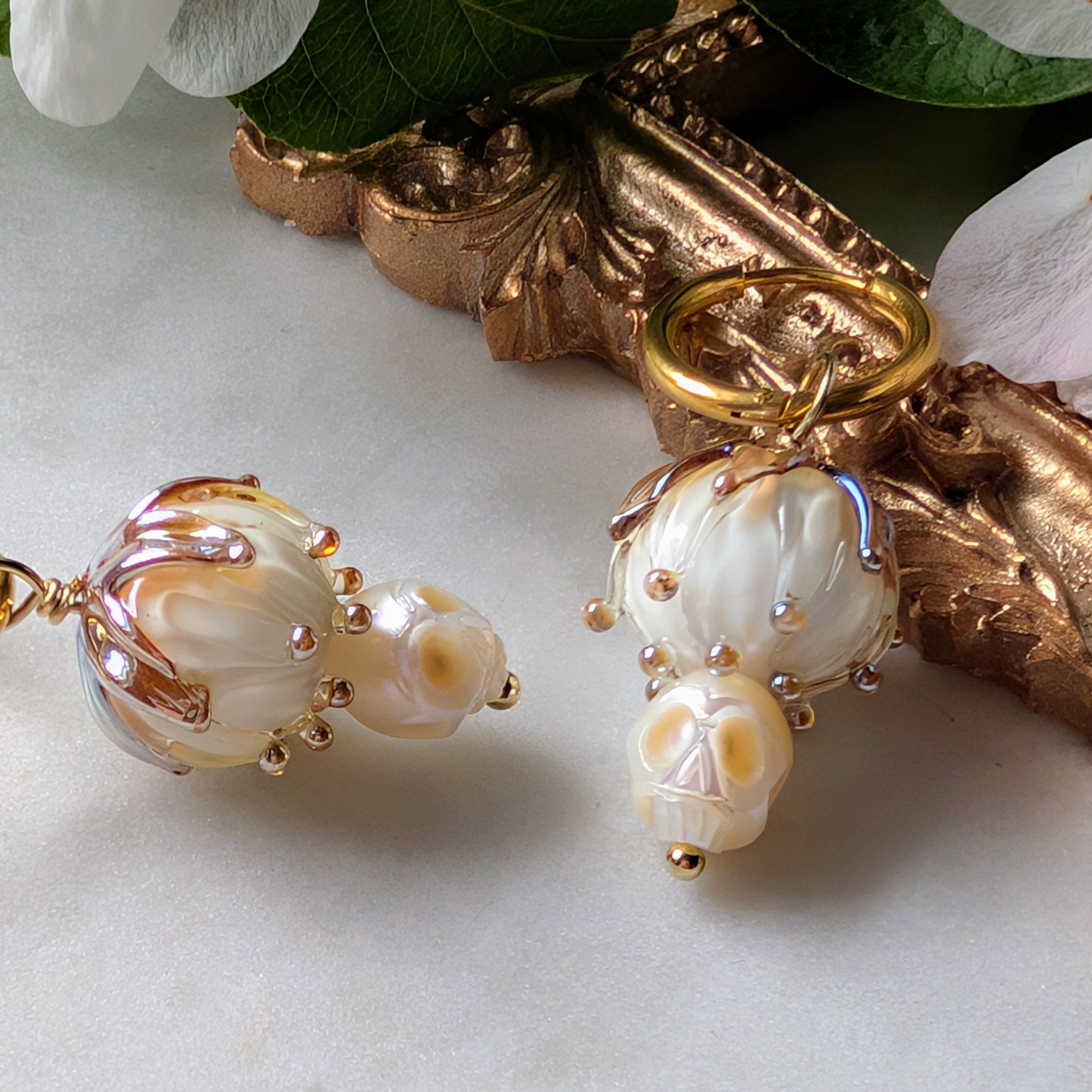 Creolen mit handgefertigten Lampworkperlen und Totenköpfen aus Süßwasserperlen – femininer Gothic Schmuck