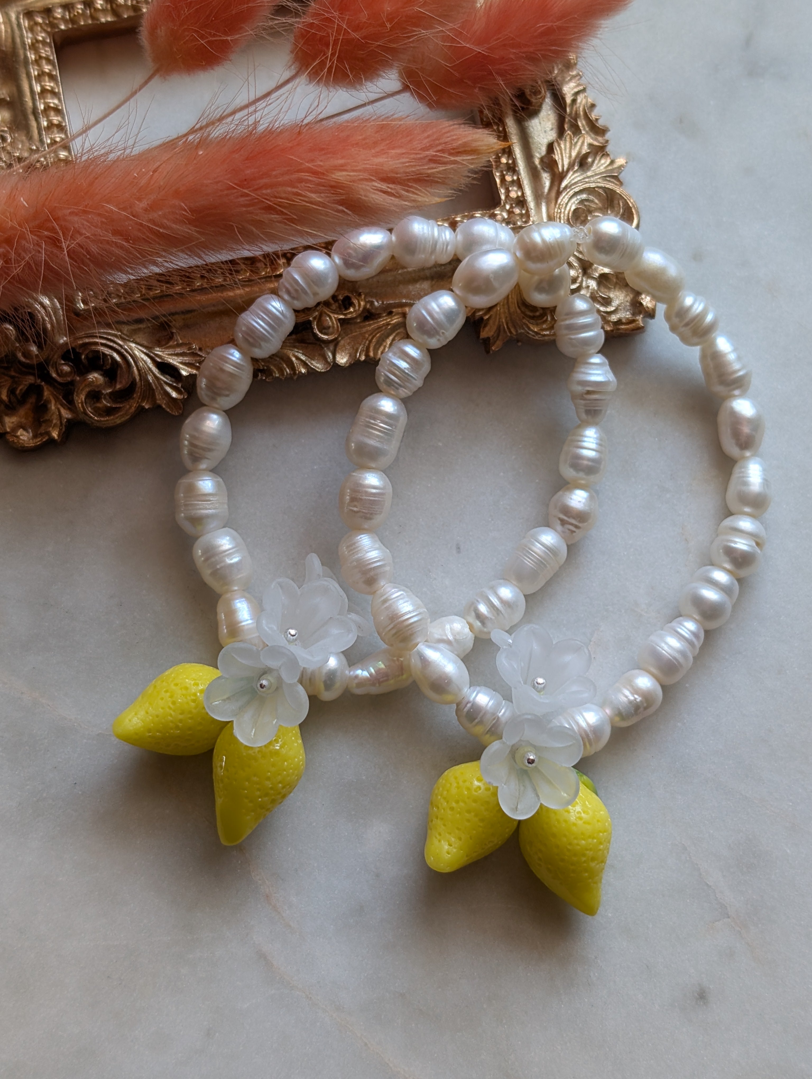 La Perla al Limone – Armband mit Süßwasserperlen, Zitronen und Blüten
