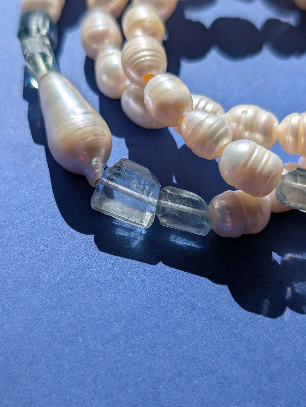 Winter Pearl Armband – Süßwasserperlen und Fluorit