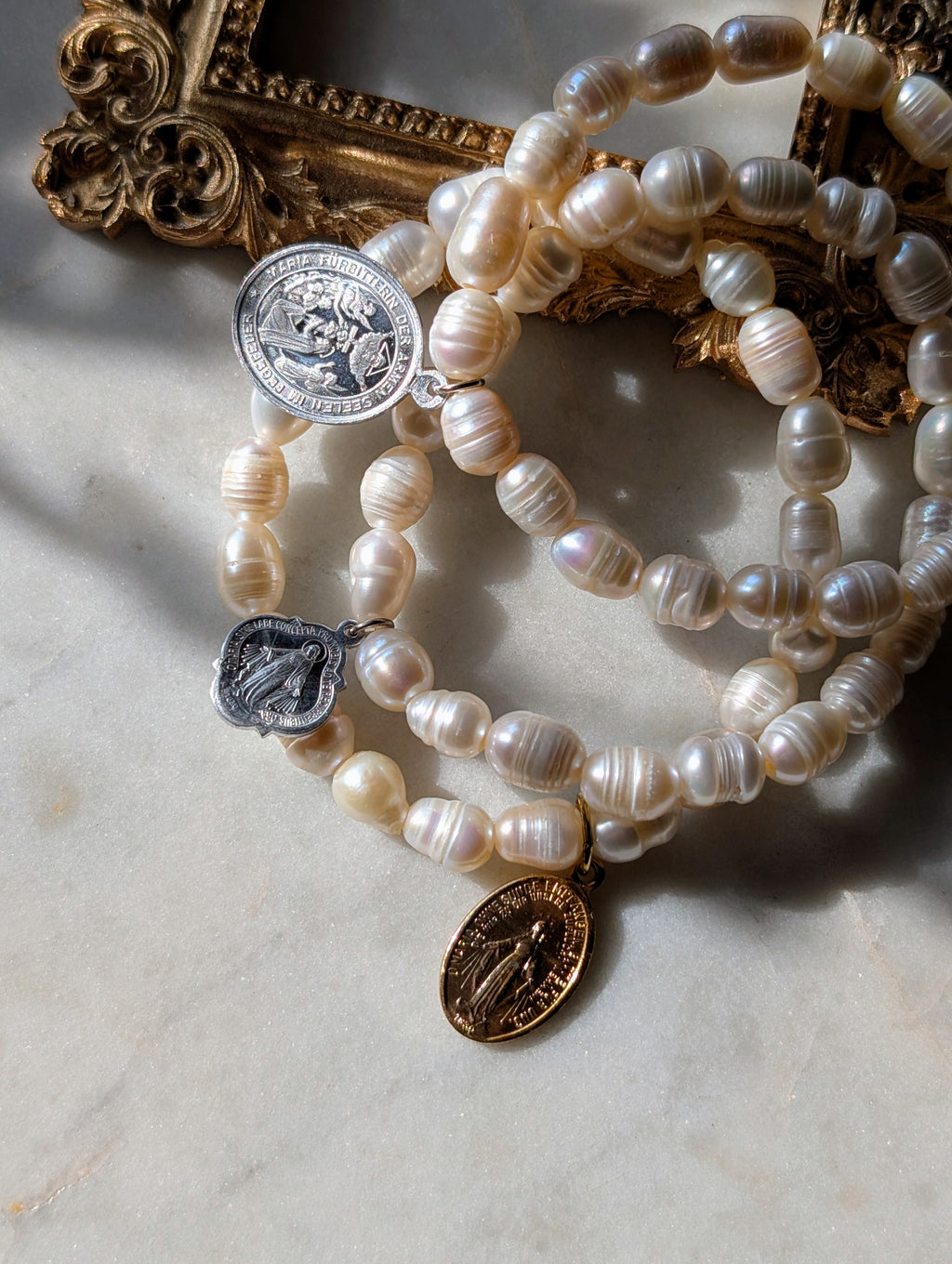 Süßwasserperlenarmband mit Marienmedaille vom Kloster Andechs