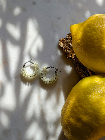Color Wraps „Limonchini“ – Minimalistische Edelstahl-Creolen mit Limoncello-gelben Rocailles