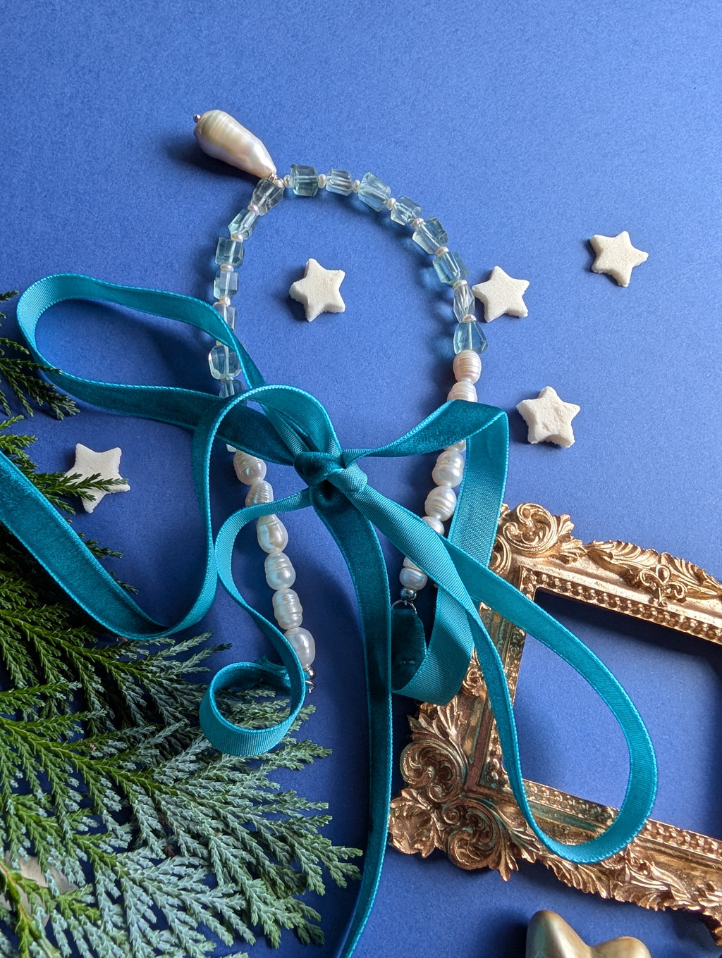 Winter Pearl Collier – Collier aus Perlen, Fluorit und Samt