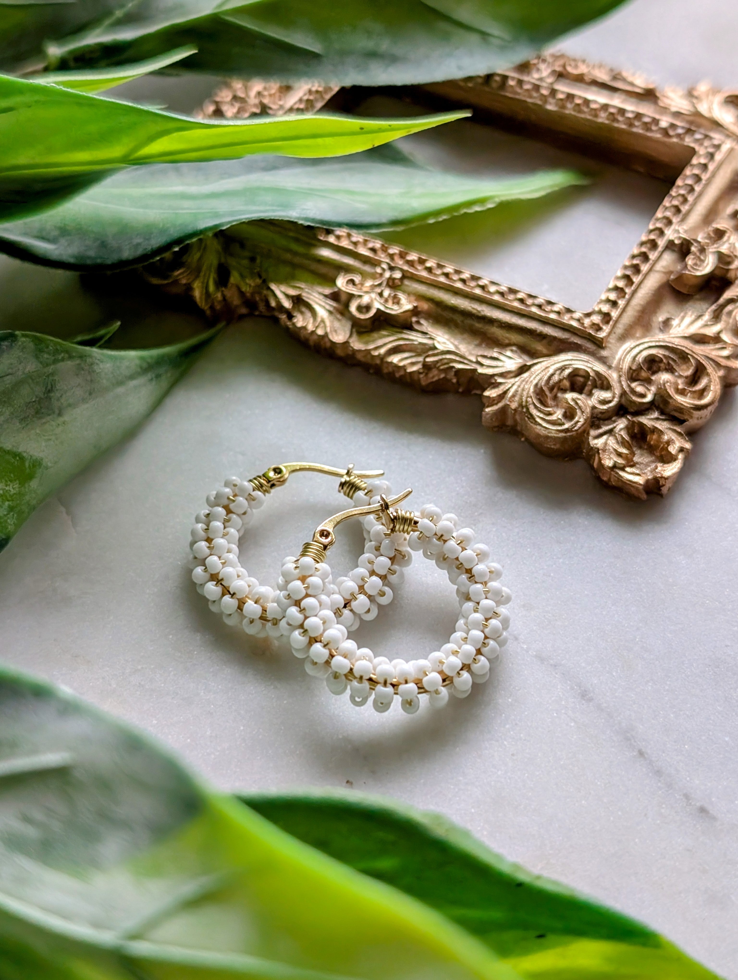 Color Wraps Creolen "Alba" – Edelstahl & weiße Rocailles