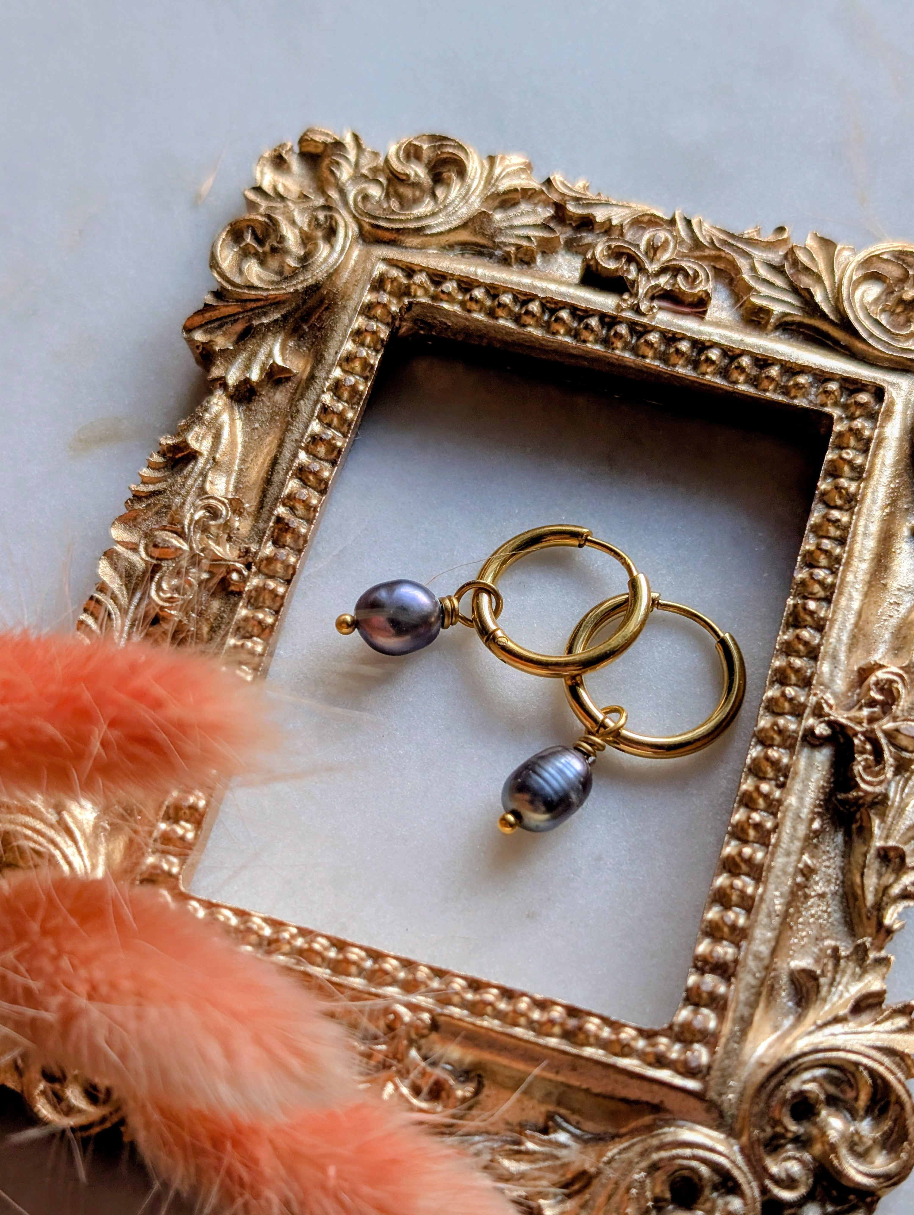 Midnight Pearl - Edelstahl Creolen mit schwarz-blauen Süßwasserperlen