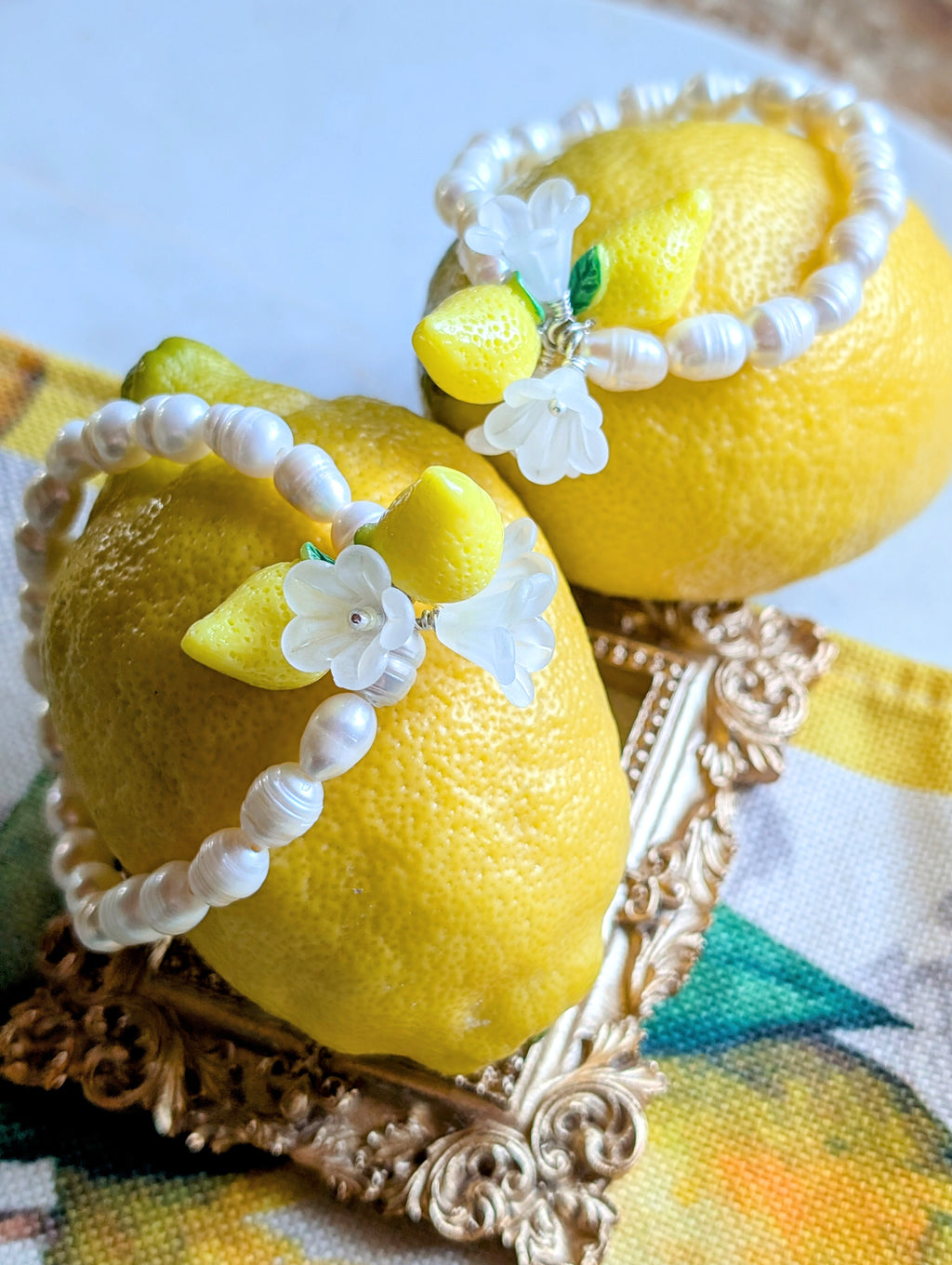 La Perla al Limone – Armband mit Süßwasserperlen, Zitronen und Blüten