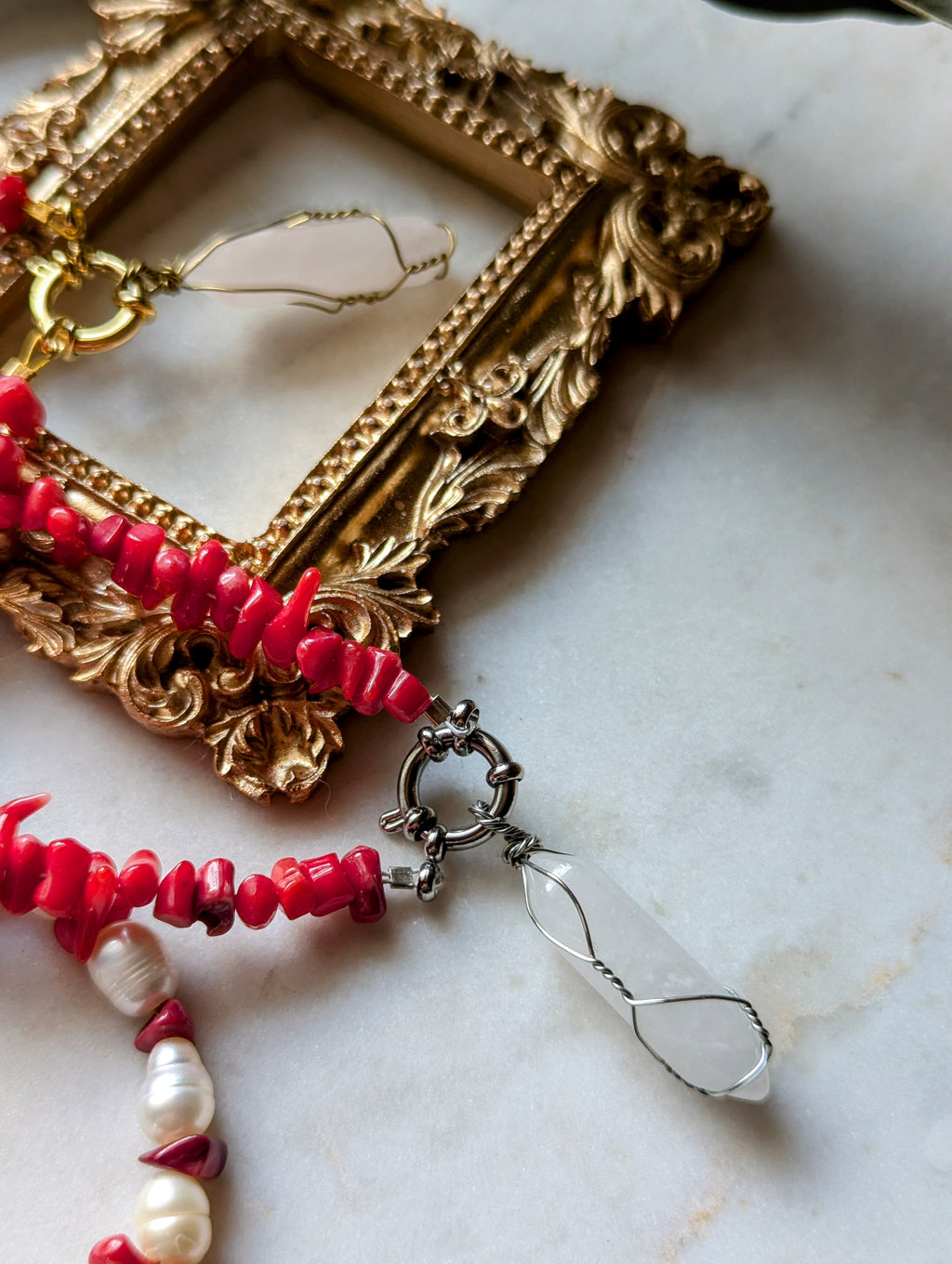 Halskette "Ocean Whisper Choker" – Koralle, Süßwasserperlen & Bergkristall