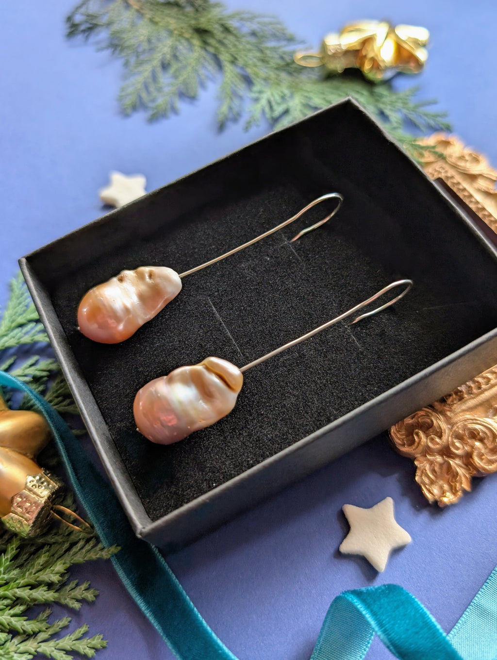 Rosewood Key - Barockperlen Ohrhänger mit Schlüsselloch Detail