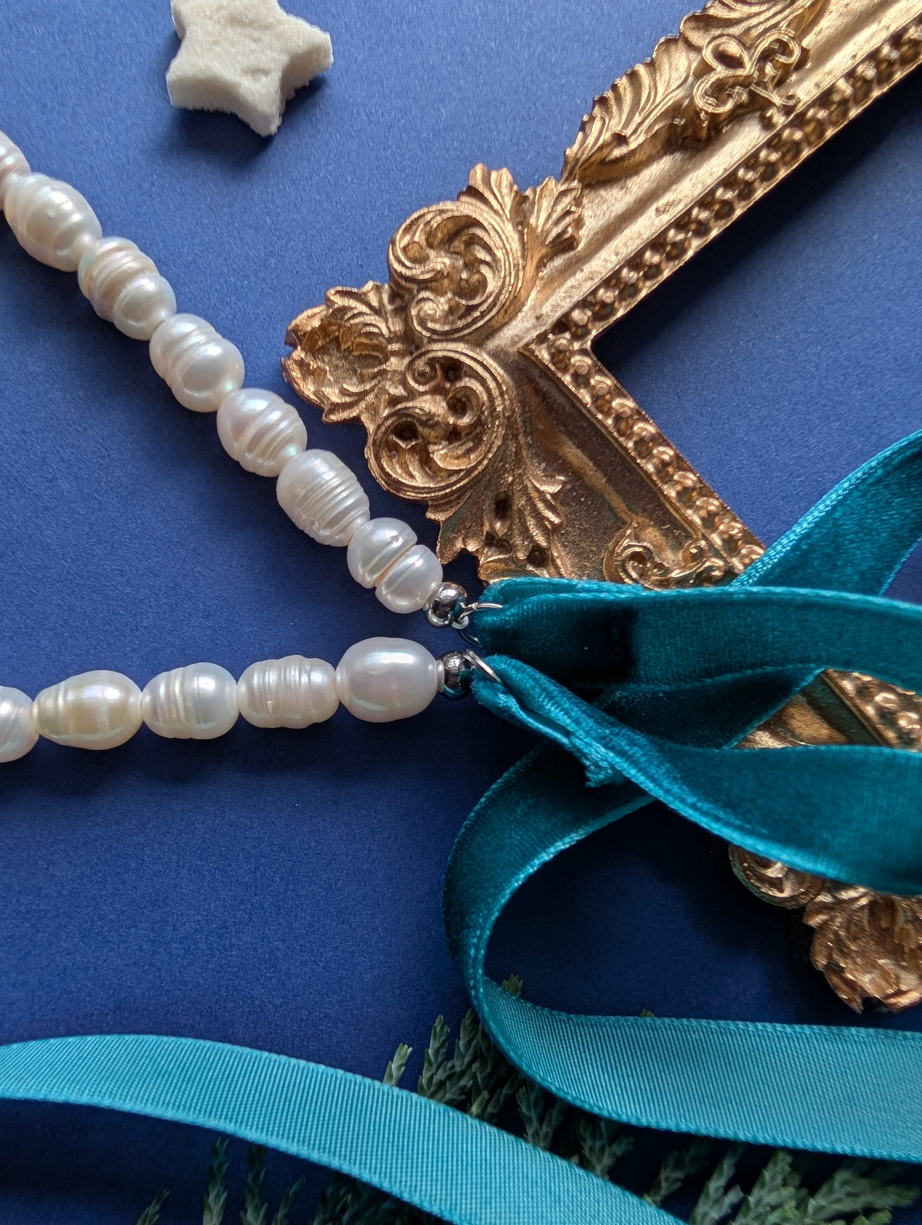 Winter Pearl Collier – Collier aus Perlen, Fluorit und Samt