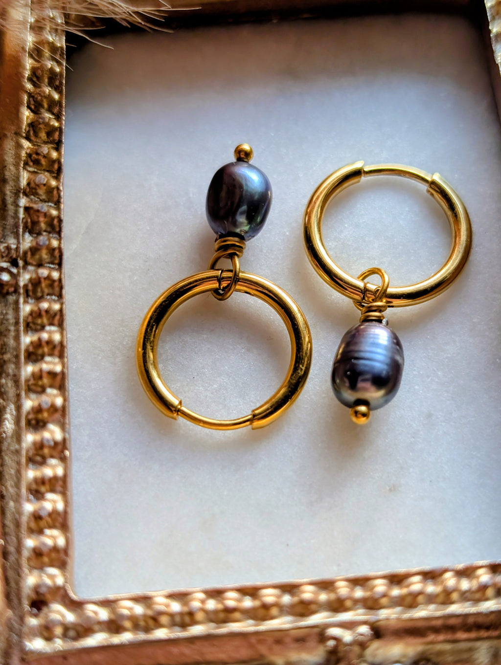 Midnight Pearl - Edelstahl Creolen mit schwarz-blauen Süßwasserperlen