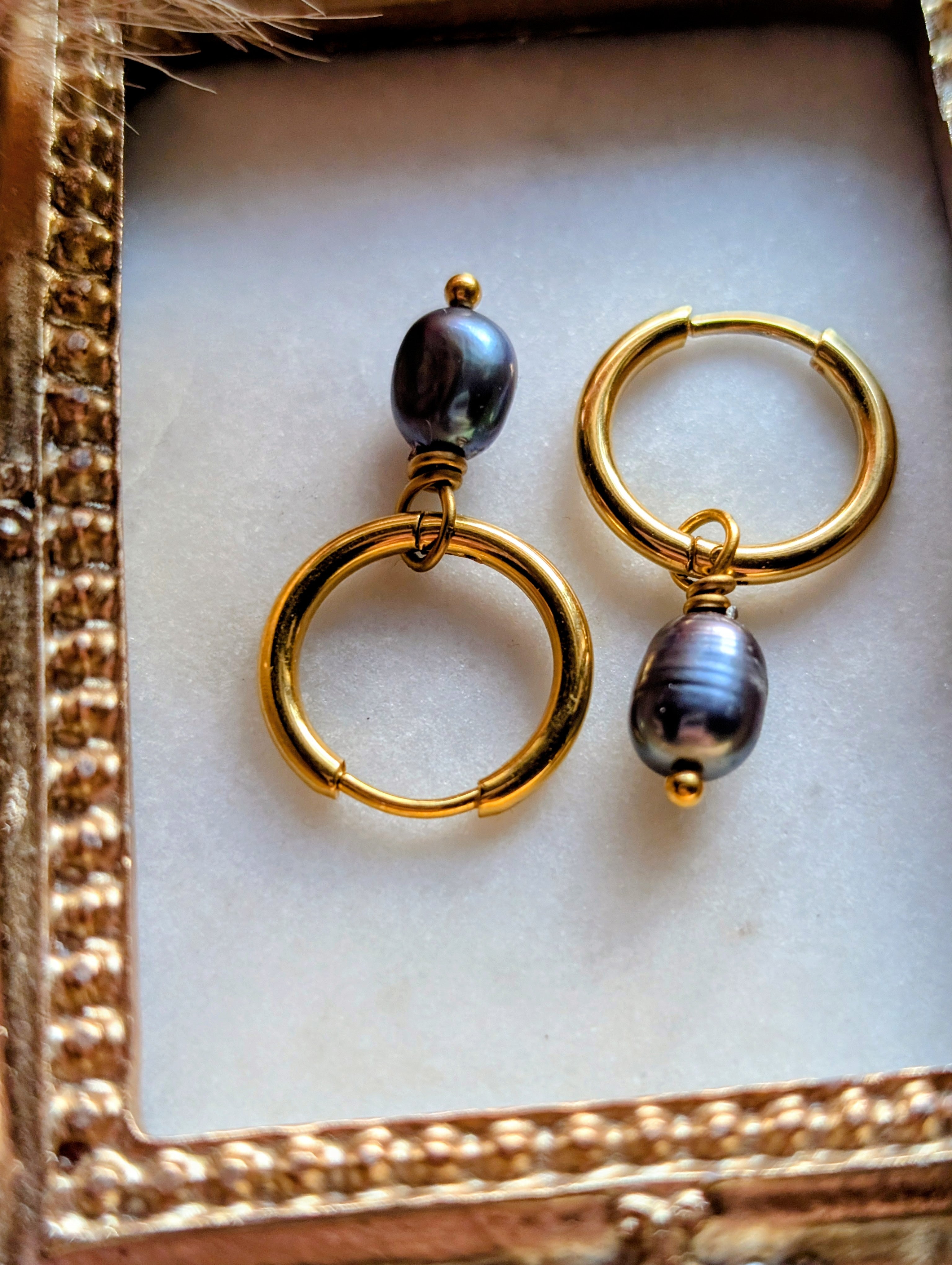 Midnight Pearl - Edelstahl Creolen mit schwarz-blauen Süßwasserperlen