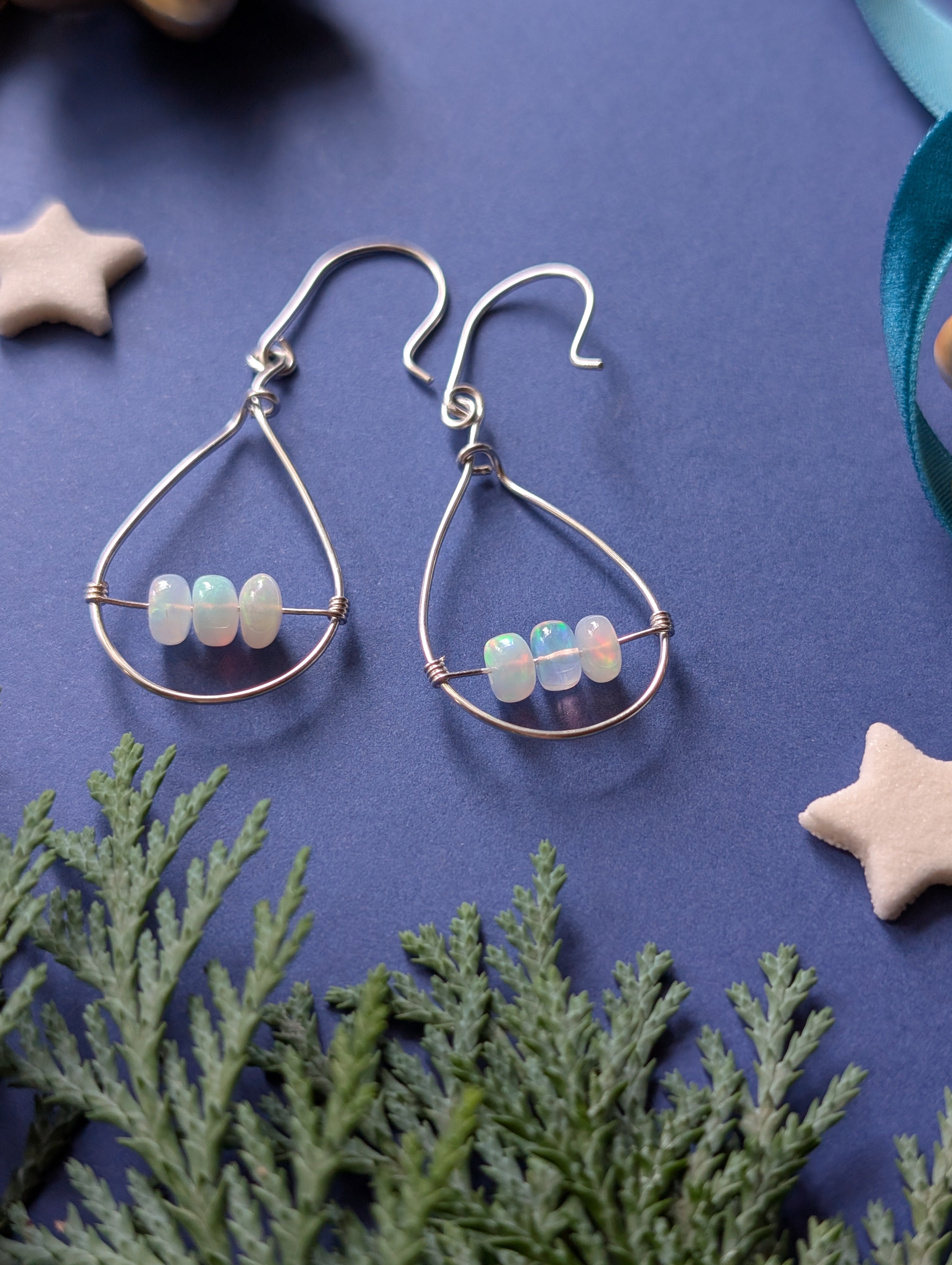 Opaline Tears - Tropfenförmige Ohrhänger mit Feueropal Perlen