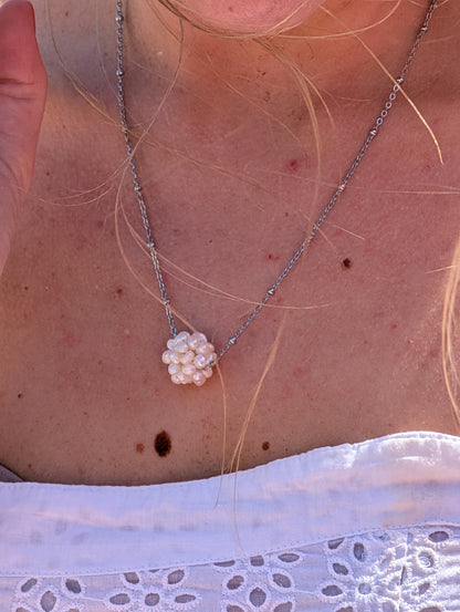 Collier boule de neige en perles d'eau douce