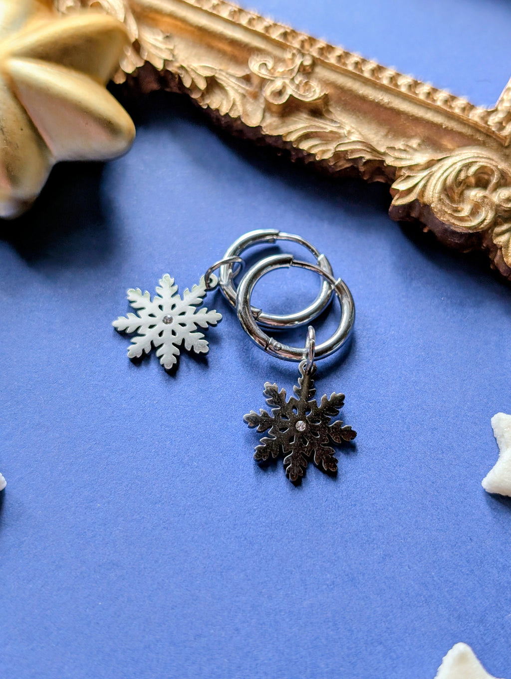 Winterglanz - Edelstahl Creolen mit Schneeflocken Anhänger und Zirkon