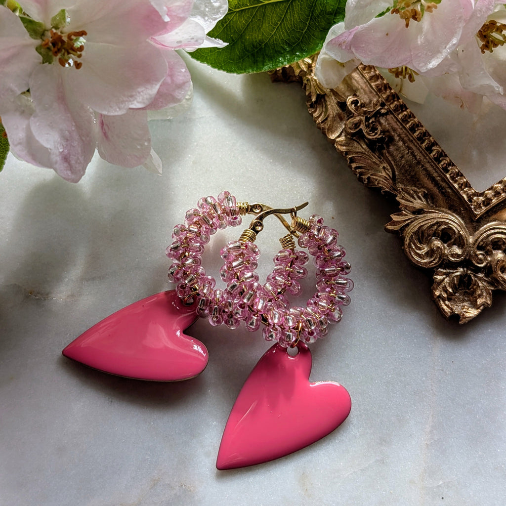 Rocaillescreolen "Coracão" - Verspielte Creolen umwickelt mit zart rosa Glasperlen und einem pinken Herz aus emailliertem Messing