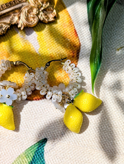 Creole di Limone – Color Wraps Edelstahl-Creolen mit Zitronen und Blüten