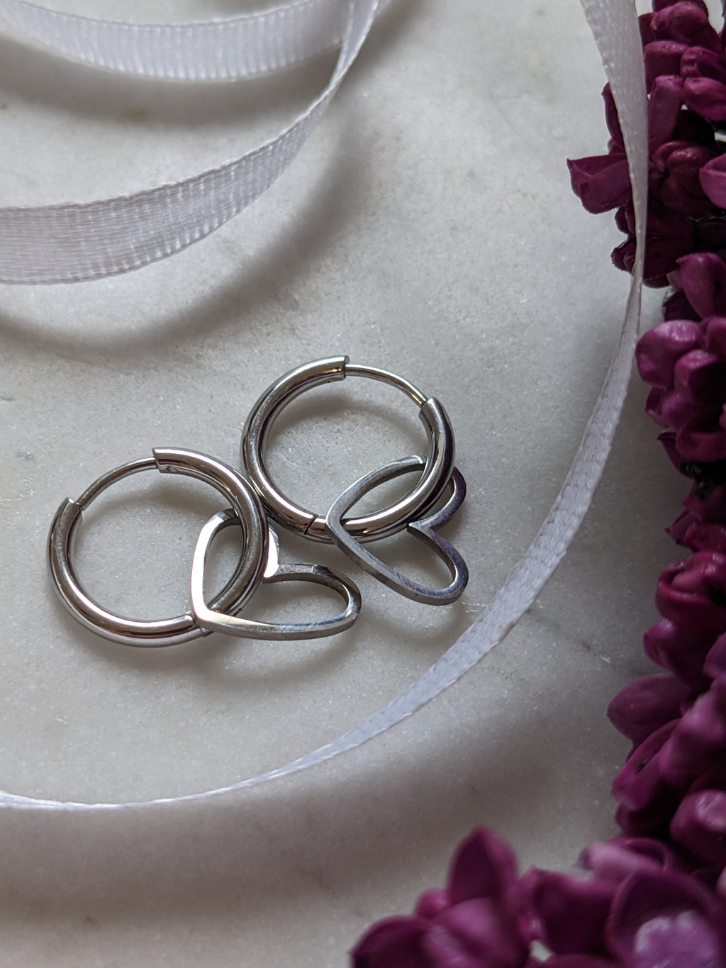Heart Hoops – Edelstahl Creolen mit Herzanhänger