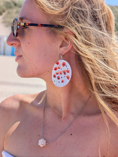 Poppy Bloom – Ohrstecker mit Mohnblumen auf Perlmutt